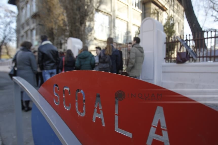 Prahova: Anchetă a poliţiştilor după ce o elevă de 15 ani a fost agresată de una de 14 ani / Incidentul a avut loc în şcoală, în timpul unei pauze