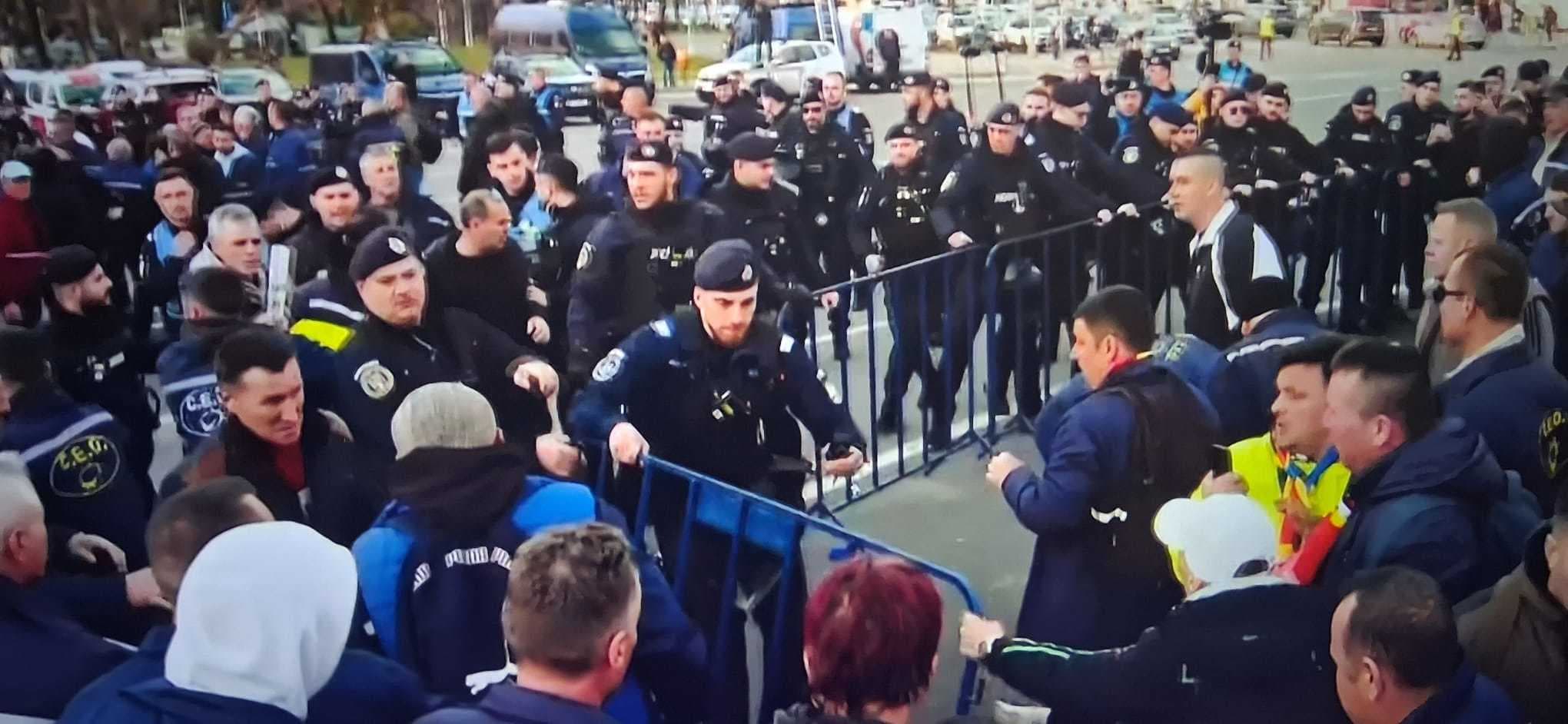 UPDATE - Îmbrânceli între jandarmi şi minerii care protestează în Piaţa Victoriei, după refuzul de a părăsi zona la expirarea termenului / Forţele de ordine au folosit gaze lacrimogene/ Un bărbat are nevoie de îngrijiri medicale/ Reacţia Jandarmeriei