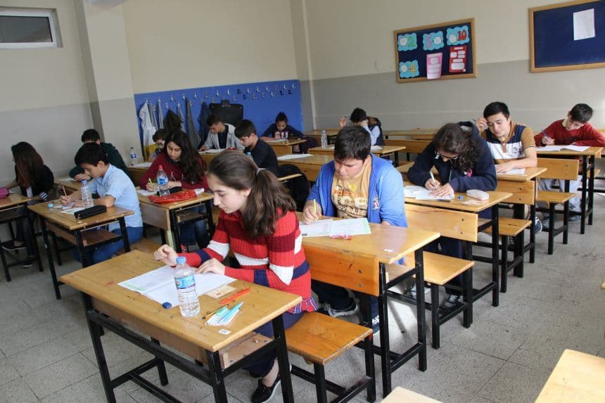 Rezultate simulare Evaluarea Naţională: La Matematică, mai mult de o treime dintre elevii de clasa a VIII-a nu au obţinut măcar nota 5/ La Română, aproape o treime au luat sub 5