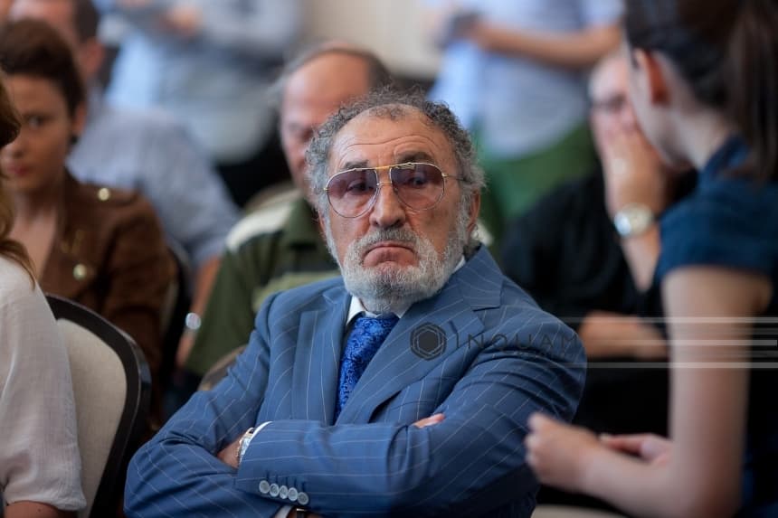 Braşov: Autorităţile locale au aprobat un parteneriat cu Fundaţia Ţiriac pentru construirea unui complex pe terenul unui fost ştrand. Complexul va include un patinoar, spaţii pentru judo şi scrimă şi va fi finanţat de omul de afaceri braşovean