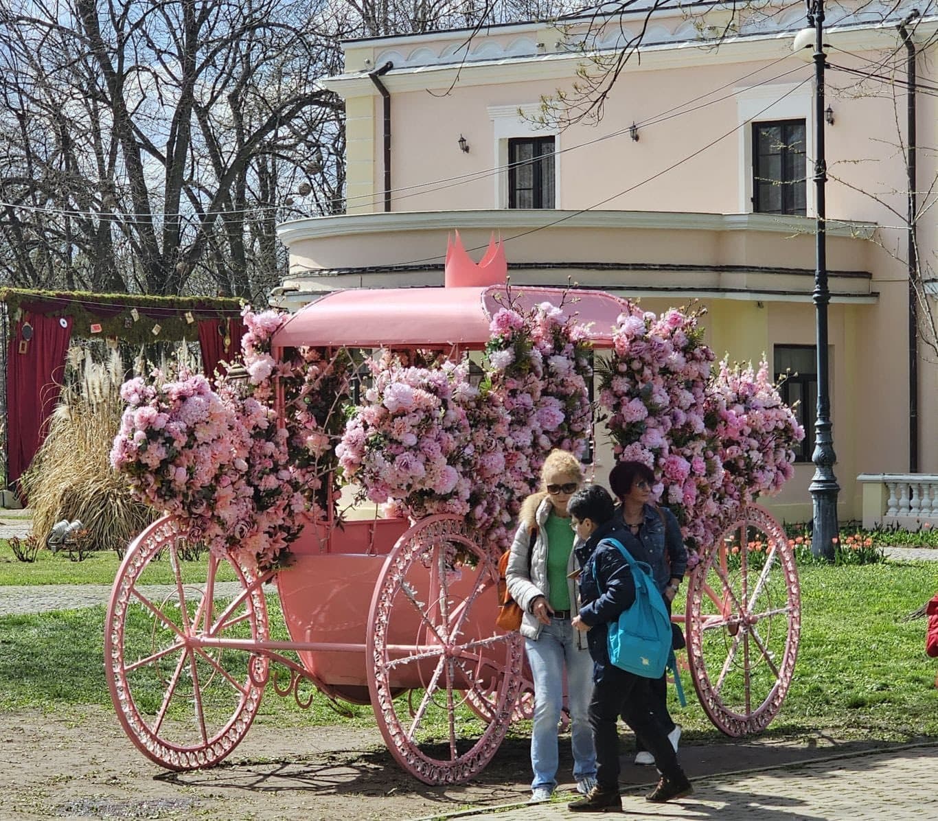 Mii de turişti, aşteptaţi la târgul de Paşte de la Craiova. Duminică seară sunt programate spectacole cu artificii, holograme şi arteziene - FOTO