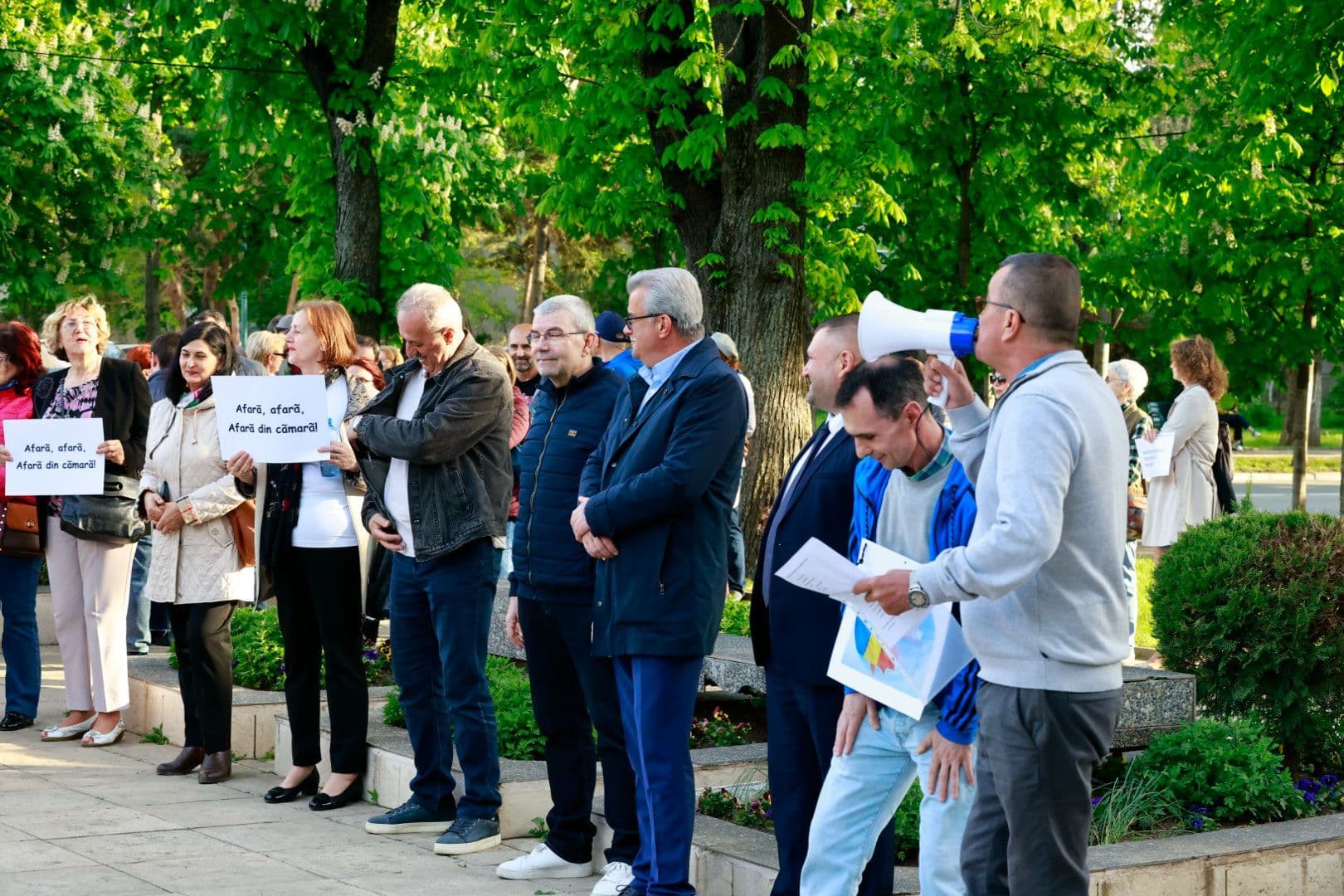 Miting de susţinere a premierului Ilie Bolojan, în faţa Prefecturii Buzău/ Participanţii au avut mesaje precum ”Nu vă fie frică, moţiunea pică!” - FOTO