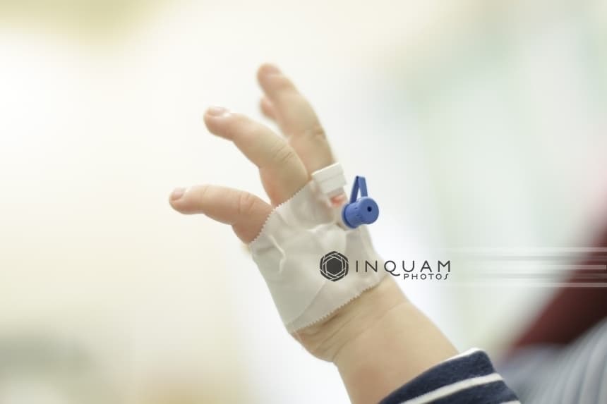 “Oamenii veneau ca la piaţă, să-şi aleagă copiii. Cei mai frumoşi şi bucălaţi erau luaţi în braţe şi li se schimba viaţa”. Povestea lui Andrei, infectat cu HIV în spital, în anii 90 şi abandonat. Când a aflat de boală şi ce spune despre discriminare
