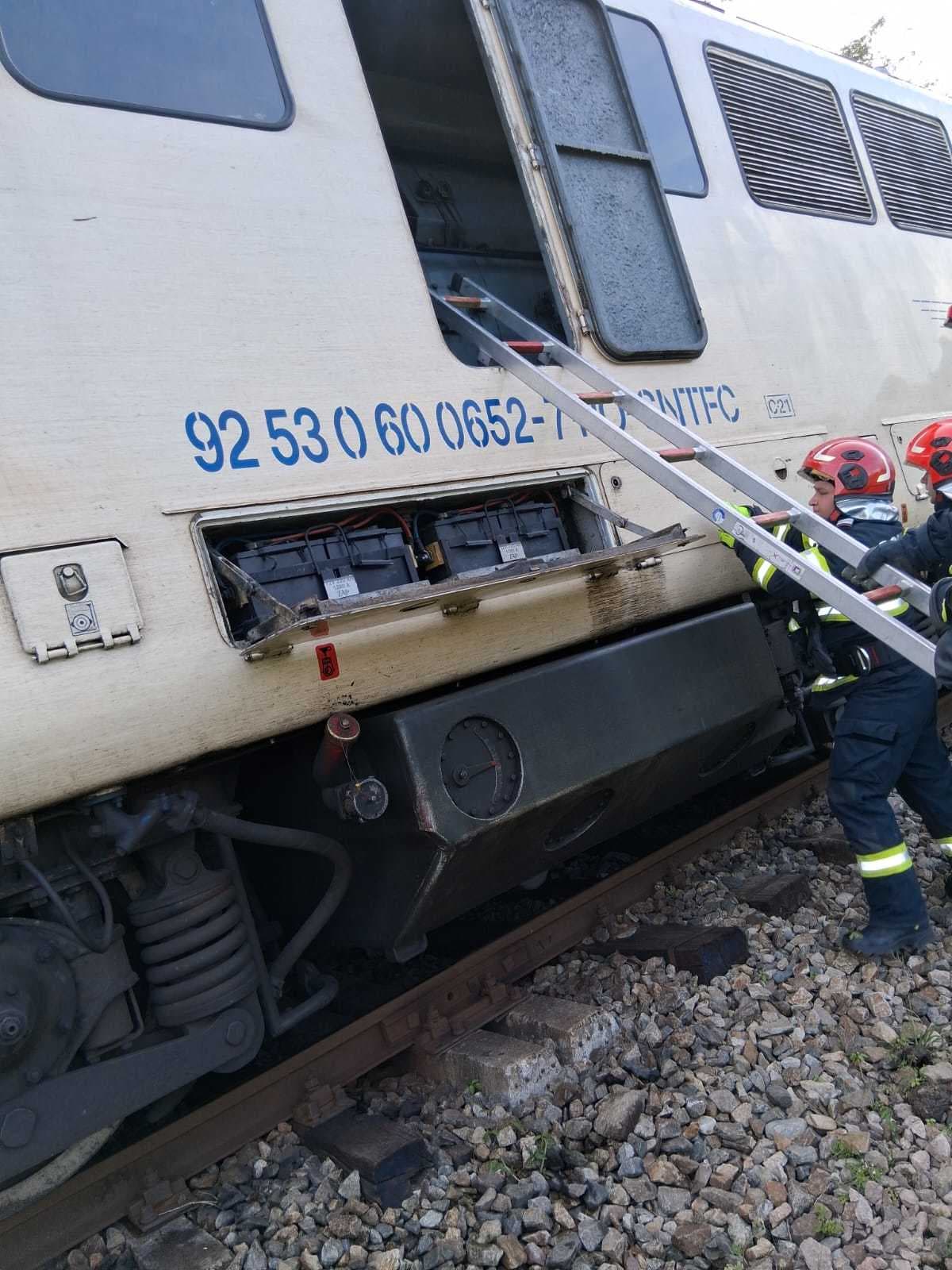 UPDATE - Incendiu la locomotiva unui tren care circulă pe ruta Râmnicu Vâlcea-Sibiu/ Călătorii au fost evacuaţi/ Traficul feroviar şi cel rutier, pe DN 7, oprite