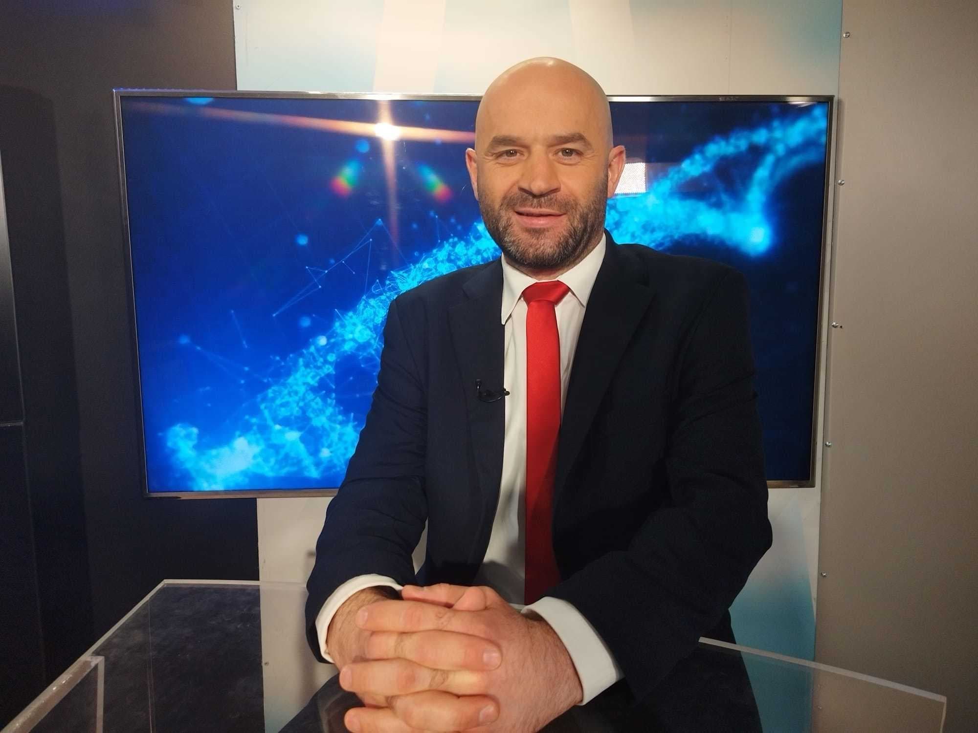 Dr. Decebal Fodor, despre chirurgia robotică: E ca şi cum am fi în interiorul corpului uman, atât de real vedem structurile. Dacă eu mişc manetele în exterior 3 centimetri, în interior se mişcă doar un centimetru