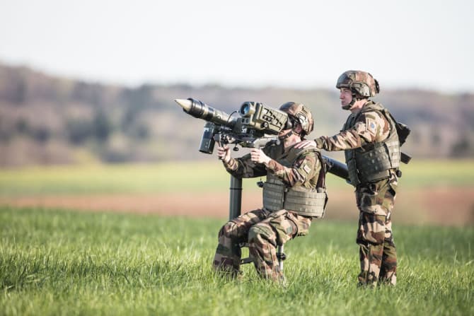 MApN anunţă semnarea unor contracte de aproape 700 de milioane de euro fără TVA în cadrul programului SAFE, pentru achiziţionarea de drone, echipamente militare, rachete şi muniţie