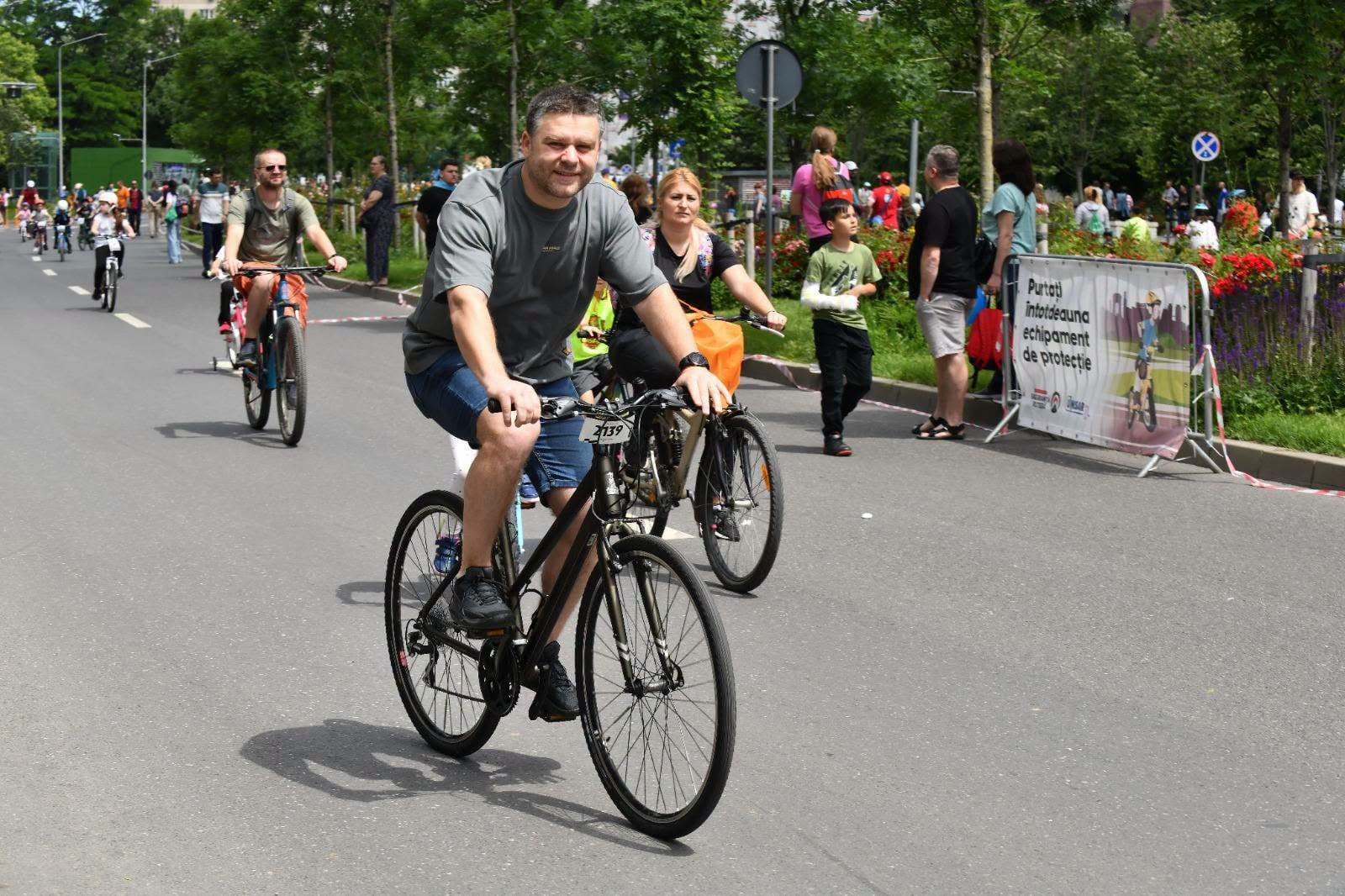 Ciprian Ciucu, pe bicicletă prin Capitală, de Ziua Mondială a Bicicletei: Orice drum nou am făcut, ca primar de sector, a avut piste. Continui şi aici, la PMB. Oriunde reabilităm, modernizăm drumuri şi spaţiul ne permite, vom avea piste - FOTO