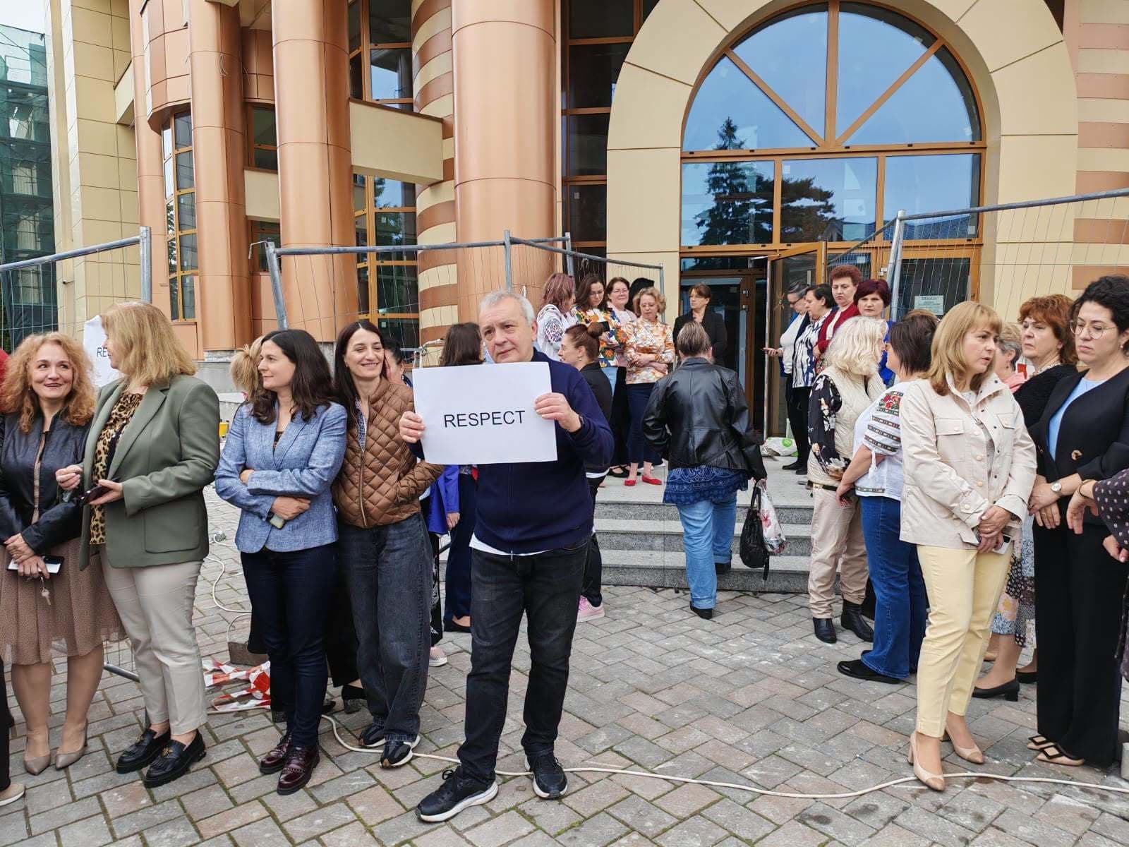 Proteste masive în toată ţara ale angajaţilor Fiscului, nemulţumiţi de poriectul Legii salarizării unitare: „Revoltă pentru demnitate!”, afişe pe geamurile sediilor închise/ Proteste şi la casele de pensii, dar şi la instanţe