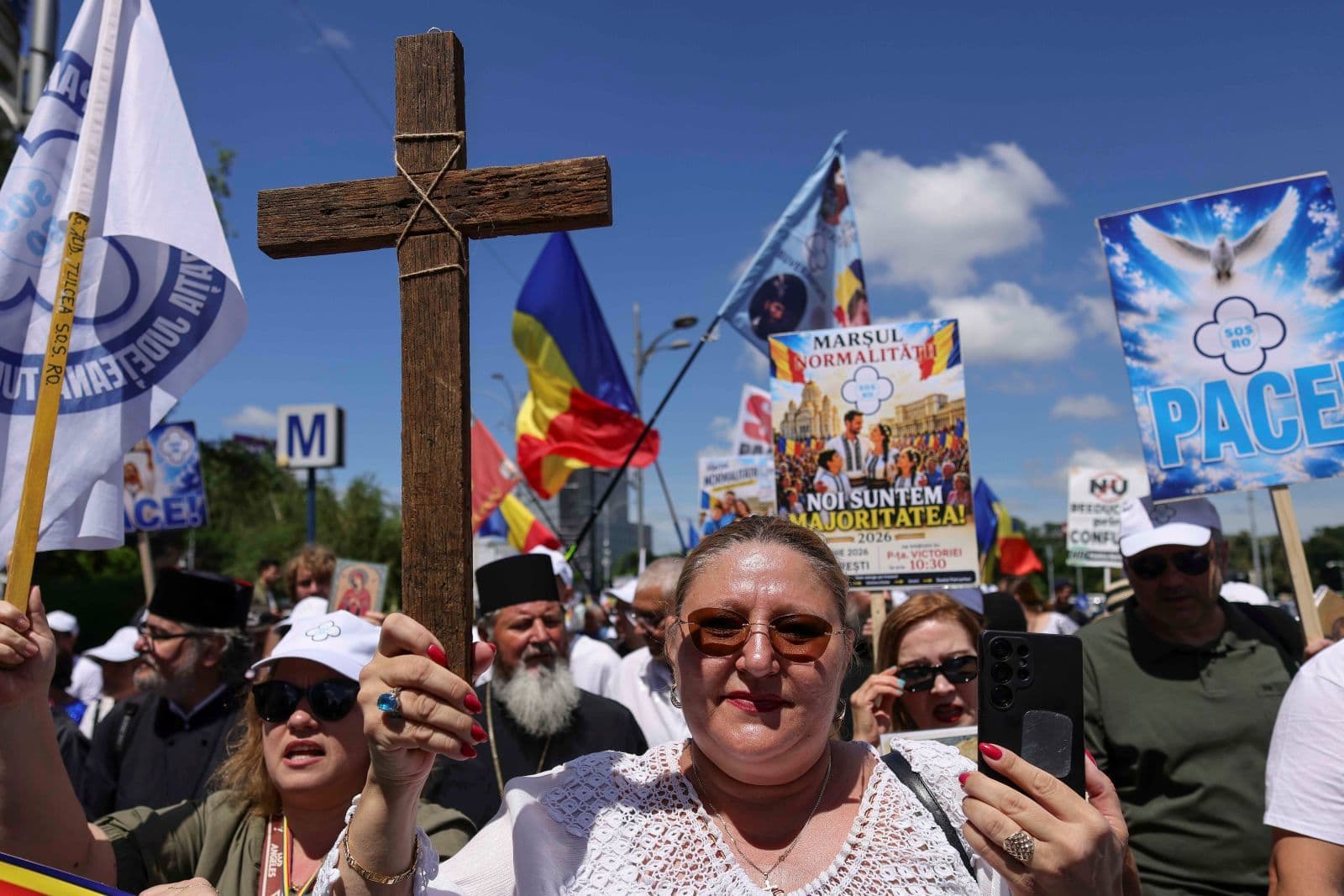 Câteva sute de persoane au participat la Marşul Normalităţii în Bucureşti. Diana Şoşoacă, în fruntea manifestanţilor - FOTO