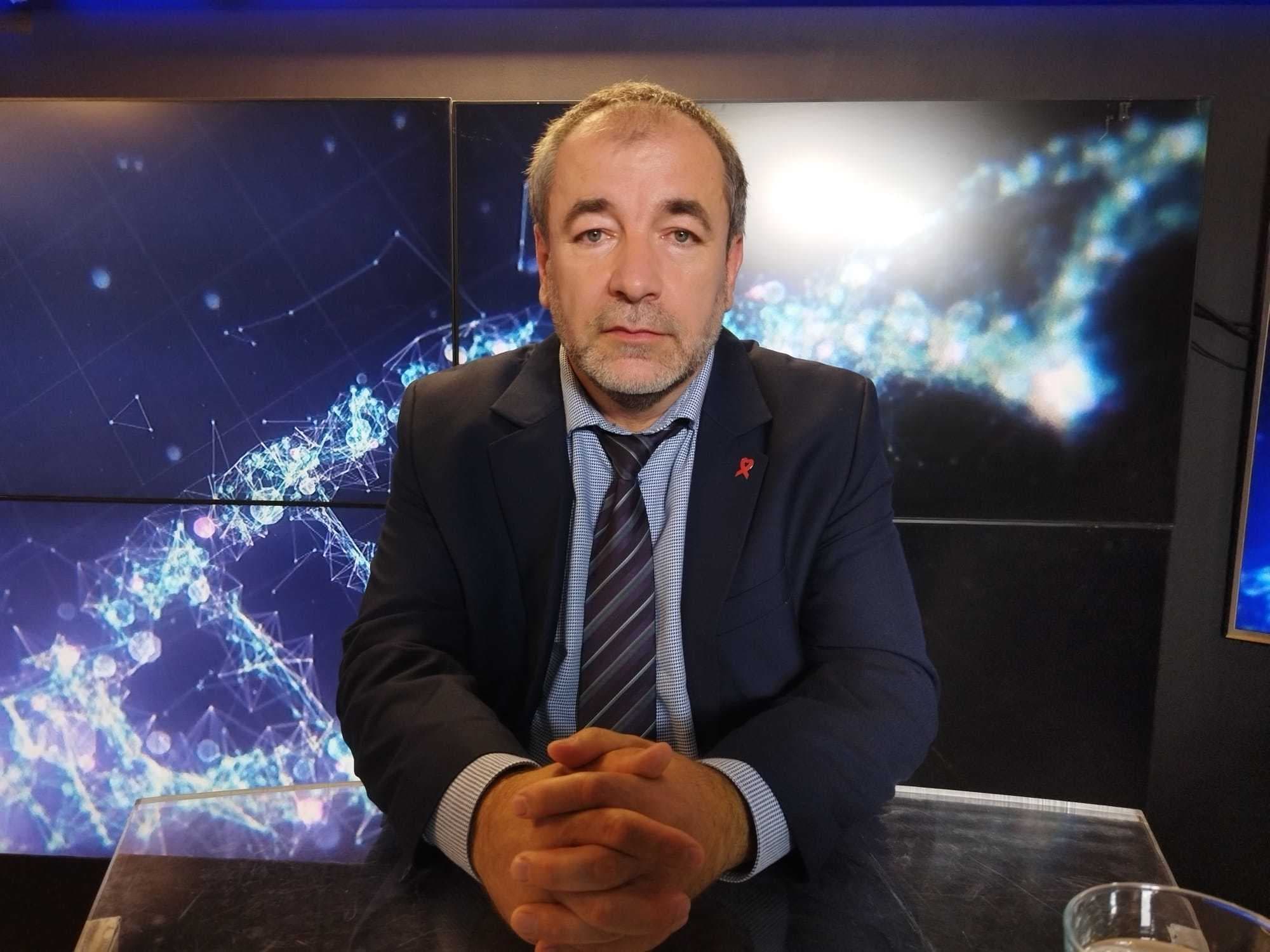 Iulian Petre (UNOPA): Sunt aproximativ 19.500 de persoane diagnosticate cu HIV, cetăţeni români care trăiesc în ţară şi peste hotare şi sistemul îi ştie în viaţă. Dintre aceste persoane, au trecut pe la spital şi au luat tratament aproximativ 16.000