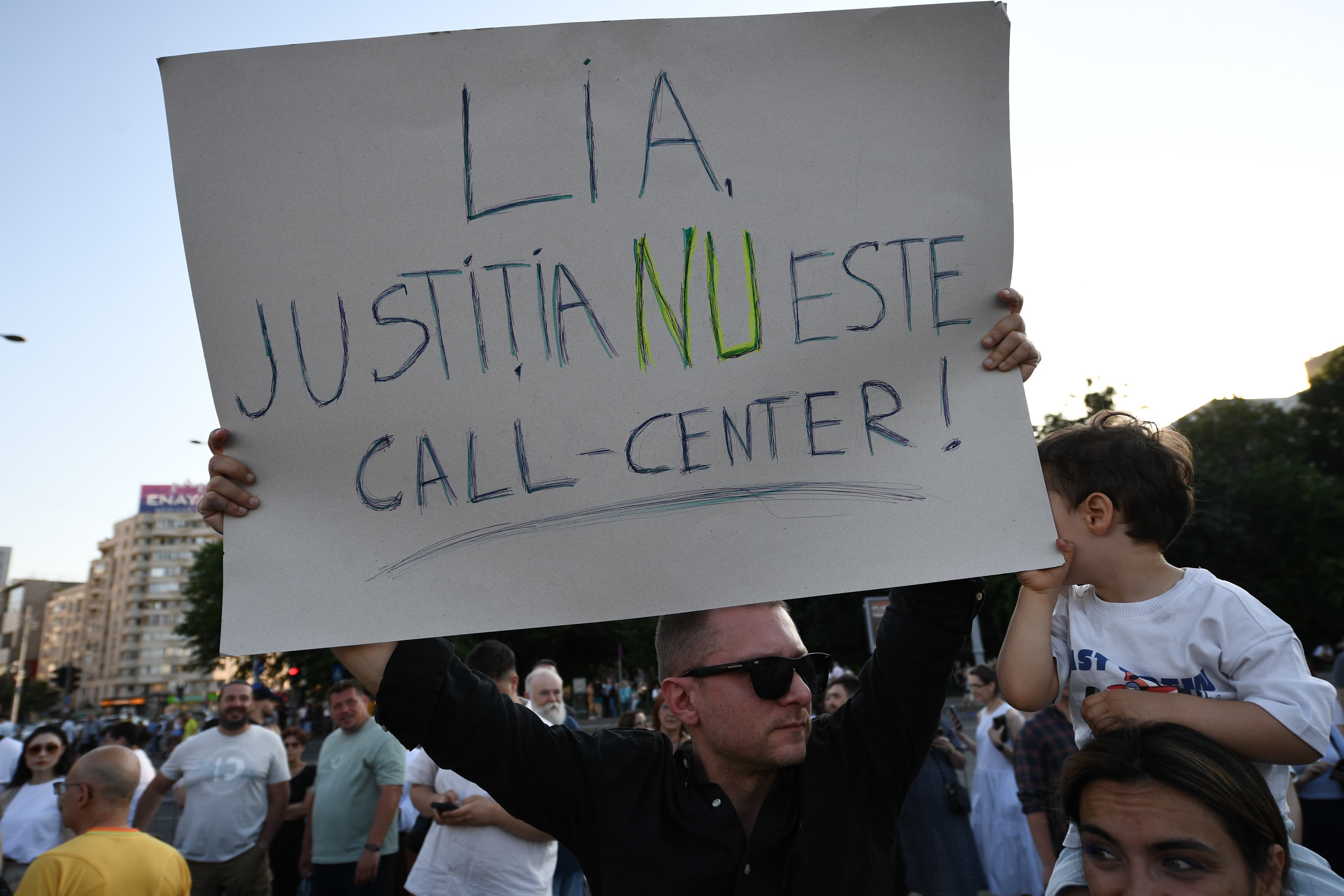 Sute de persoane, la un protest organizat în Piaţa Victoriei/ Participanţii afirmă că ”România e sub asediu”