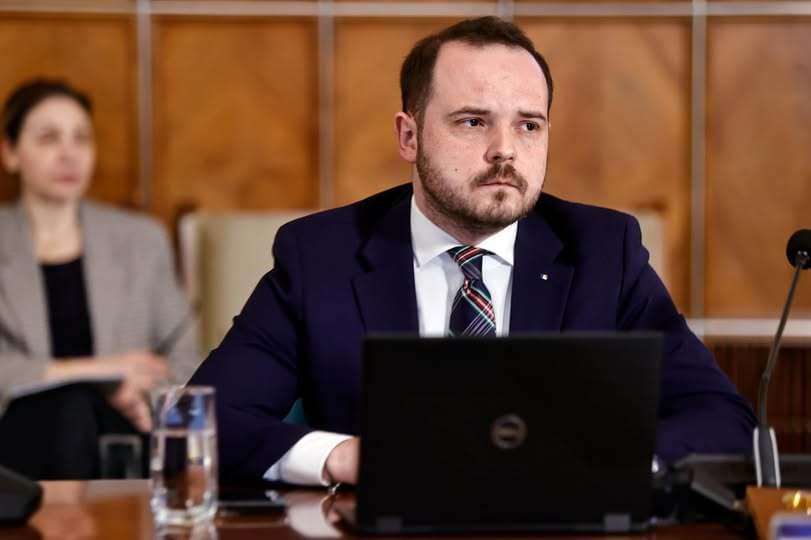 Alexandru Rogobete: Un scenariu ar fi să compensăm suma de trei miliarde de lei către Pfizer cu alte medicamente. Adică să luăm alte produse. Vom avea acest scenariu pe masă, cu siguranţă