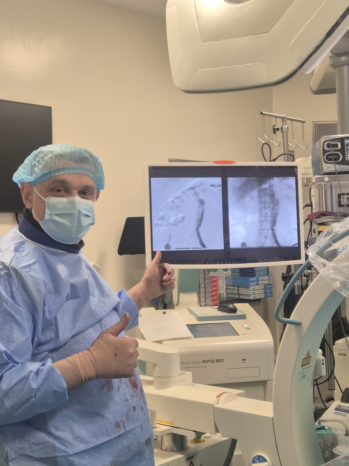 Premieră medicală la Spitalul Judeţean Timişoara - Pacient de 78 ani cu anevrism de aortă abdominală, operat cu succes printr-o nouă procedură - FOTO