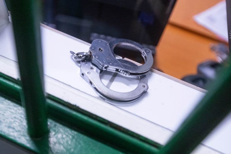 Procurorii au stabilit că agresorul angajatului de la Colegiul Pedagogic Craiova, înjunghiat de 12 ori la începutul anului, este un cetăţean străin / Acesta se sustrage cercetărilor, iar pe numele său a fost emis un mandat de arestare preventivă în lipsă