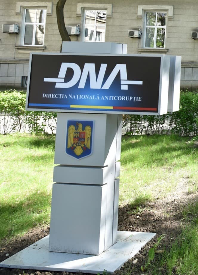 DNA - Doi inspectori vamali din cadrul Biroului Vamal de Frontieră Constanţa, reţinuţi pentru luare de mită / La domiciliul unuia dintre ei au fost găsite sumele de 73.626 de dolari şi 147.780 de lei