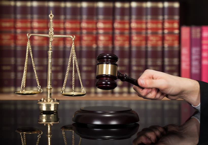 Cei doi bărbaţi arestaţi preventiv în dosarul armelor aduse ilegal din Turcia în România şi vândute cu 4.500 de euro, într-o localitate din judeţul Dâmboviţa, trimişi în judecată