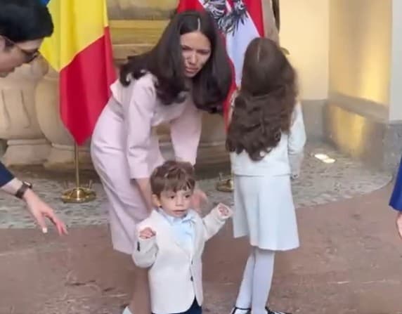 Nicuşor Dan: Fetiţa mea face teatru şi, până acum, tot timpul a vrut să fie Zâna zânelor. De vreun an de zile, vrea să fie personajul negativ, i se pare mai interesant