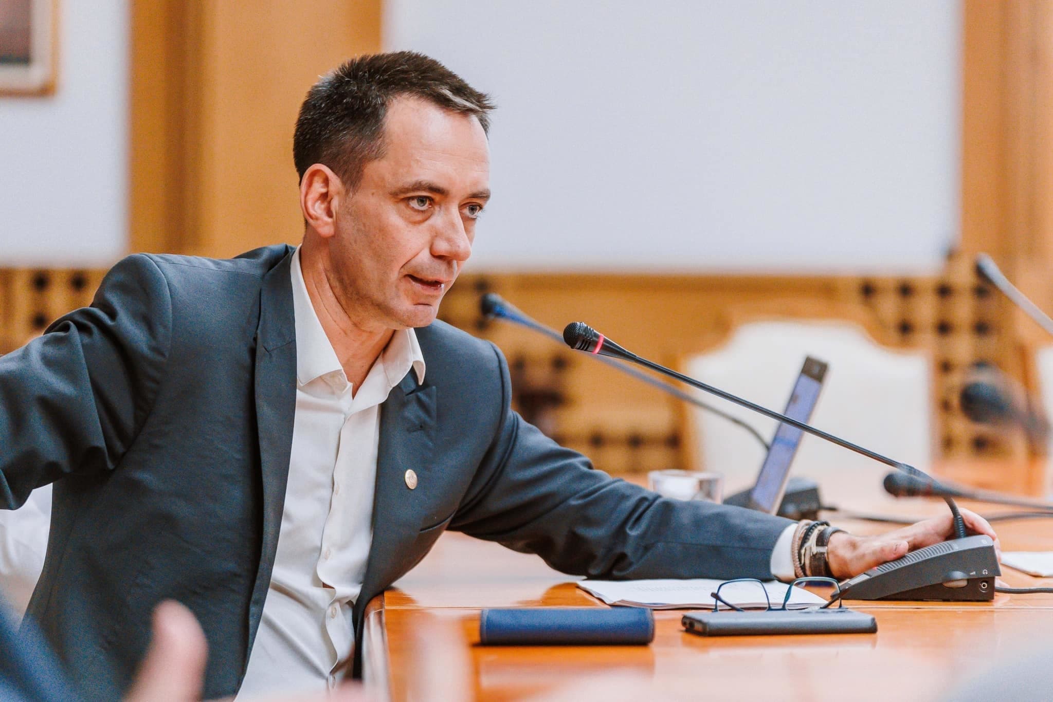 ADRIAN VEŞTEA, DESEMNAT PREMIER - Cosma Botond: Numirea noului candidat la funcţia de prim-ministru este o mişcare surprinzătoare din partea preşedintelui ţării. În această după-amiază vom discuta situaţia în Consiliul Permanent al UDMR
