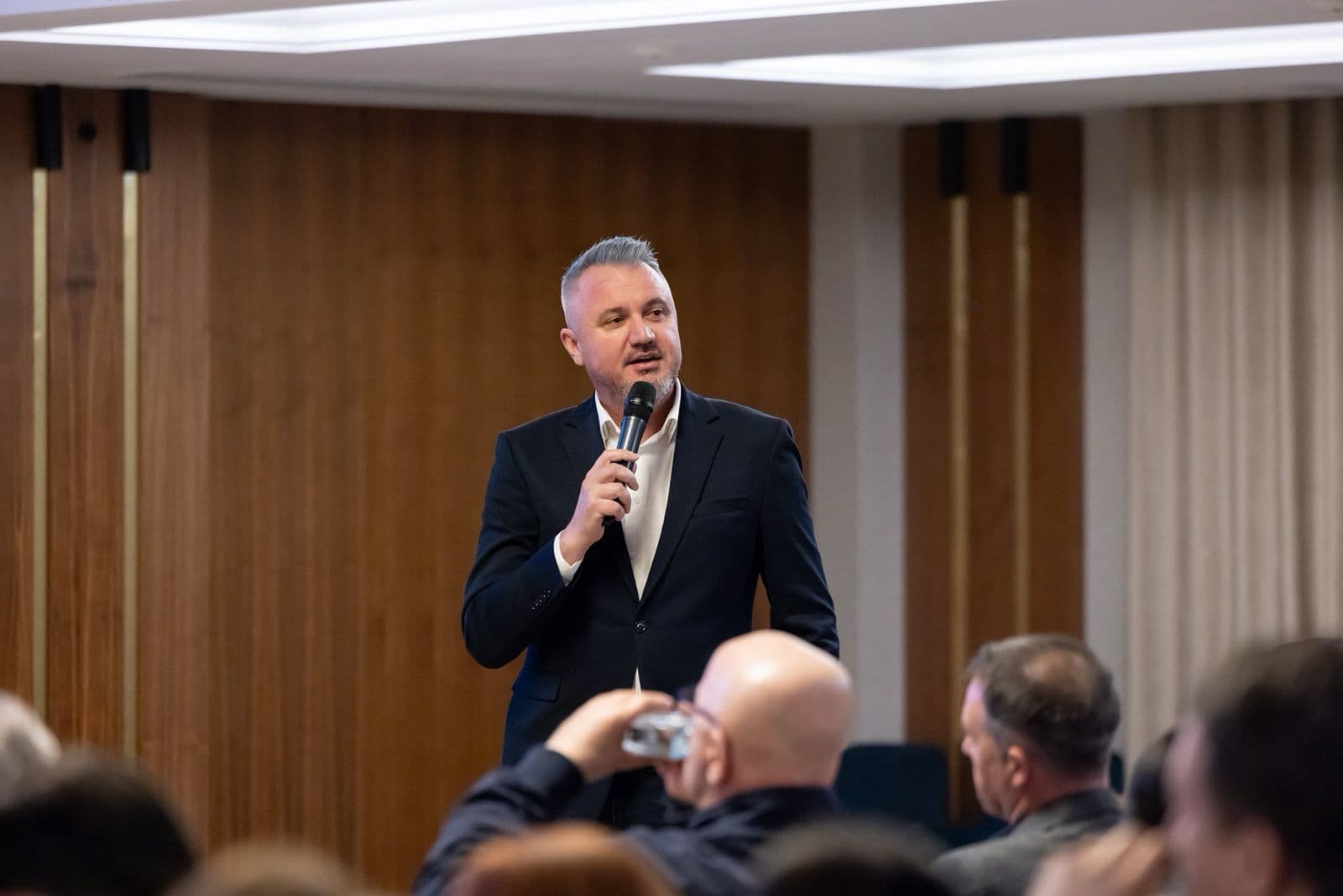 ADRIAN VEŞTEA DESEMNAT PREMIER - Romeo Lungu (PSD), replică pentru primarul Buzăului, Constantin Toma, care a demisionat din funcţiile deţinute în PSD: „România are nevoie de mai multă responsabilitate şi mai puţin spectacol”