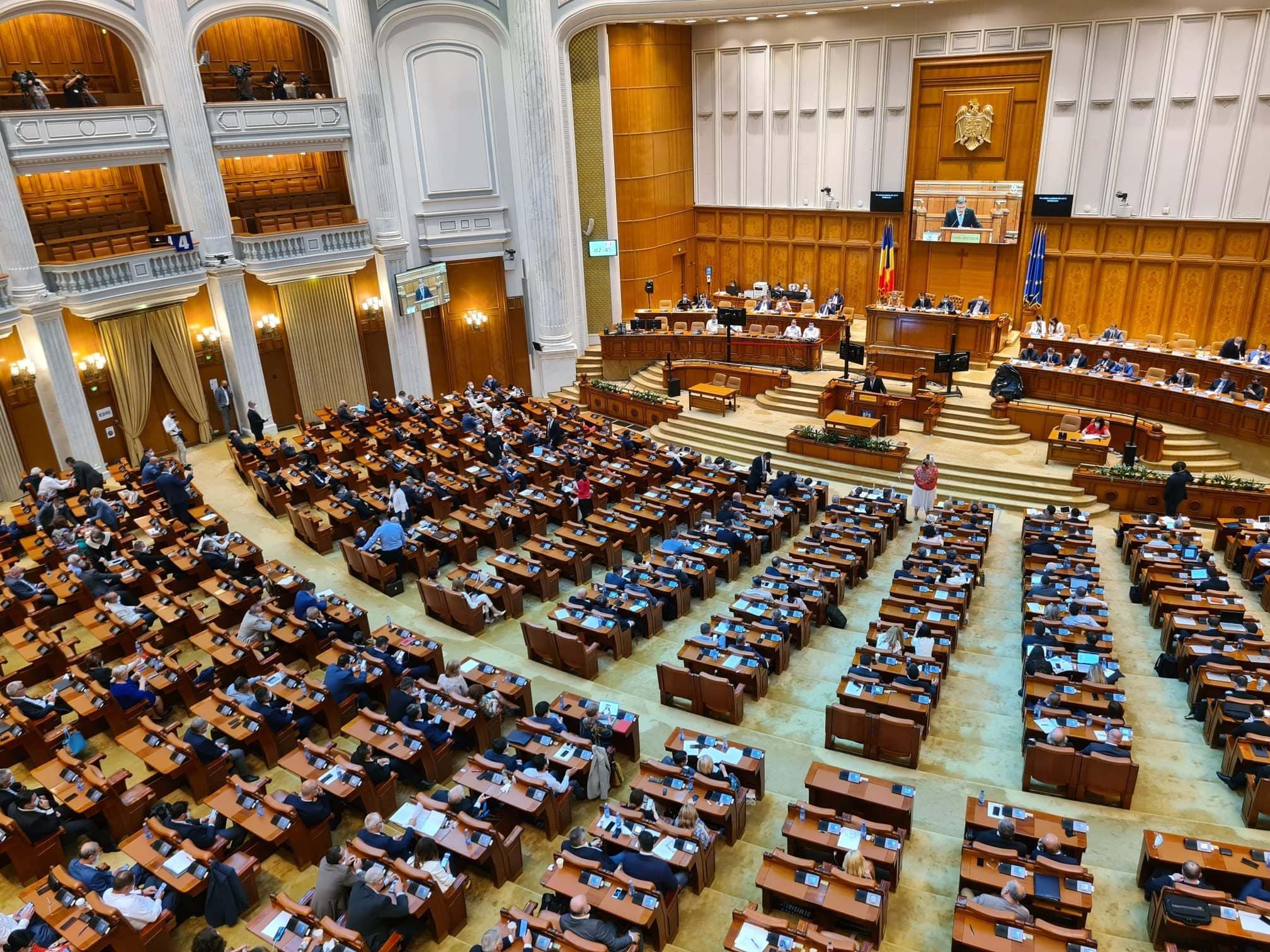 UPDATE - Şedinţă comună a Camerei Deputaţilor şi Senatului pentru a vota învestirea Guvernului Veştea / Veştea: Adevărata noastră problemă este o criză de încredere / Au început dezbaterile - VIDEO