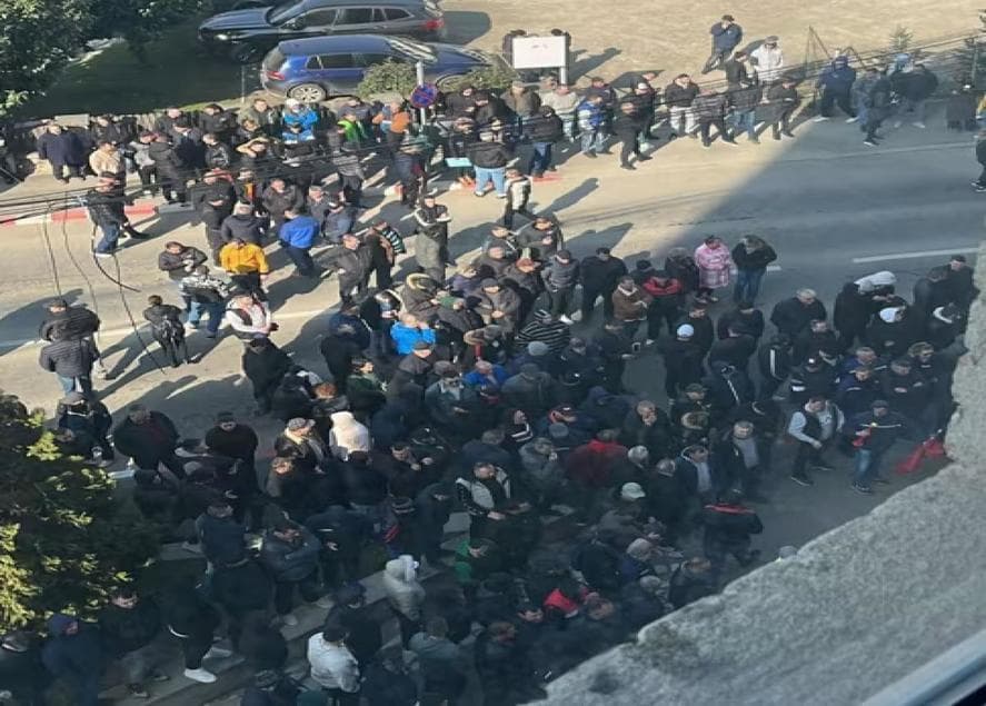 Nou protest al salariaţilor Complexului Energetic Oltenia – Protestatarii au blocat traficul şi mărşăluiesc pe străzi / Jandarmii anunţă că nu s-au înregistrat incidente