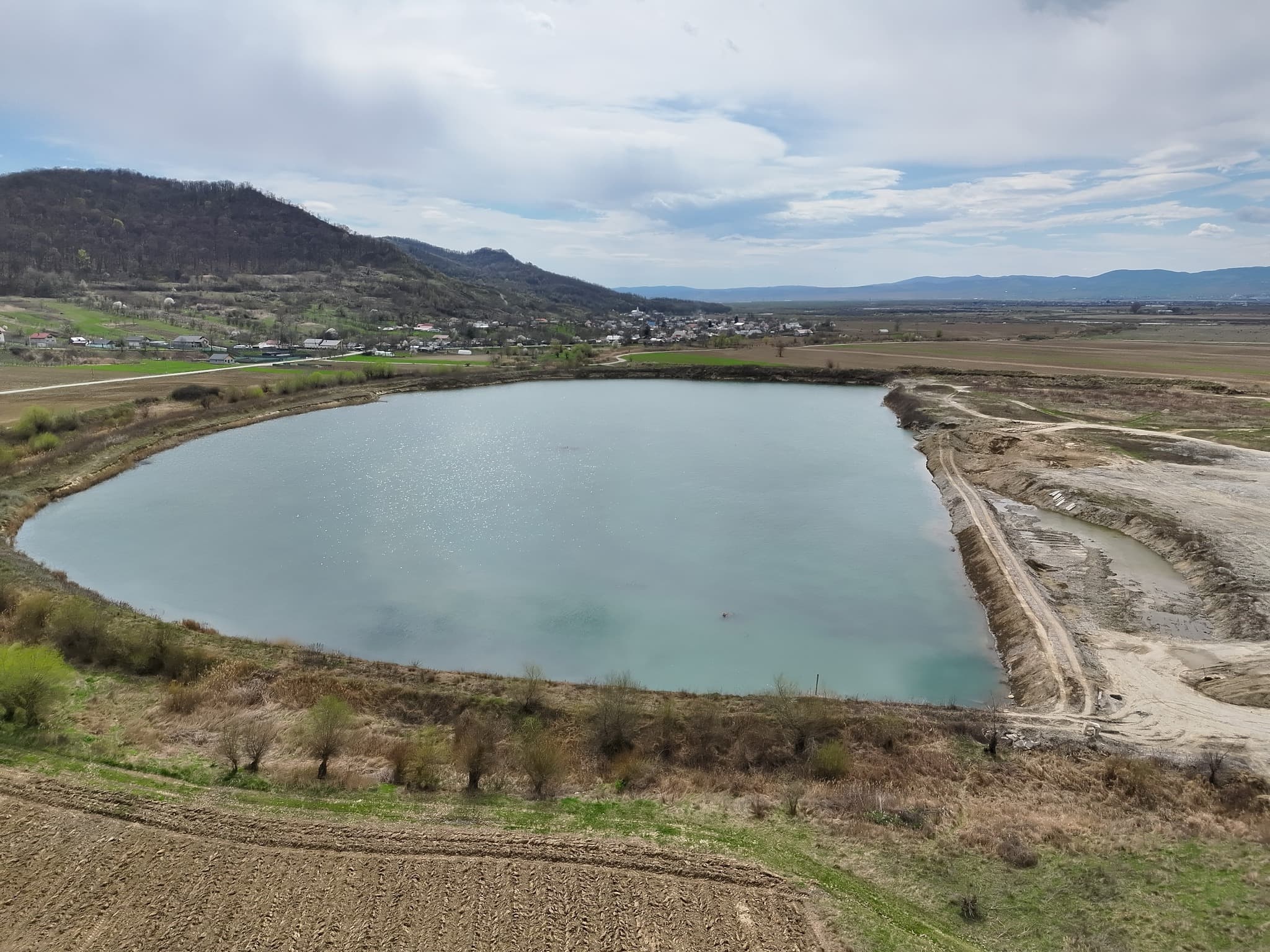 Garda de Mediu Bacău: Unele proiecte de ”amenajare fermă piscicolă” pot ascunde, de fapt, exploatări necontrolate de agregate minerale / Exploatare ilegală depistată în extravilanul comunei Buhoci