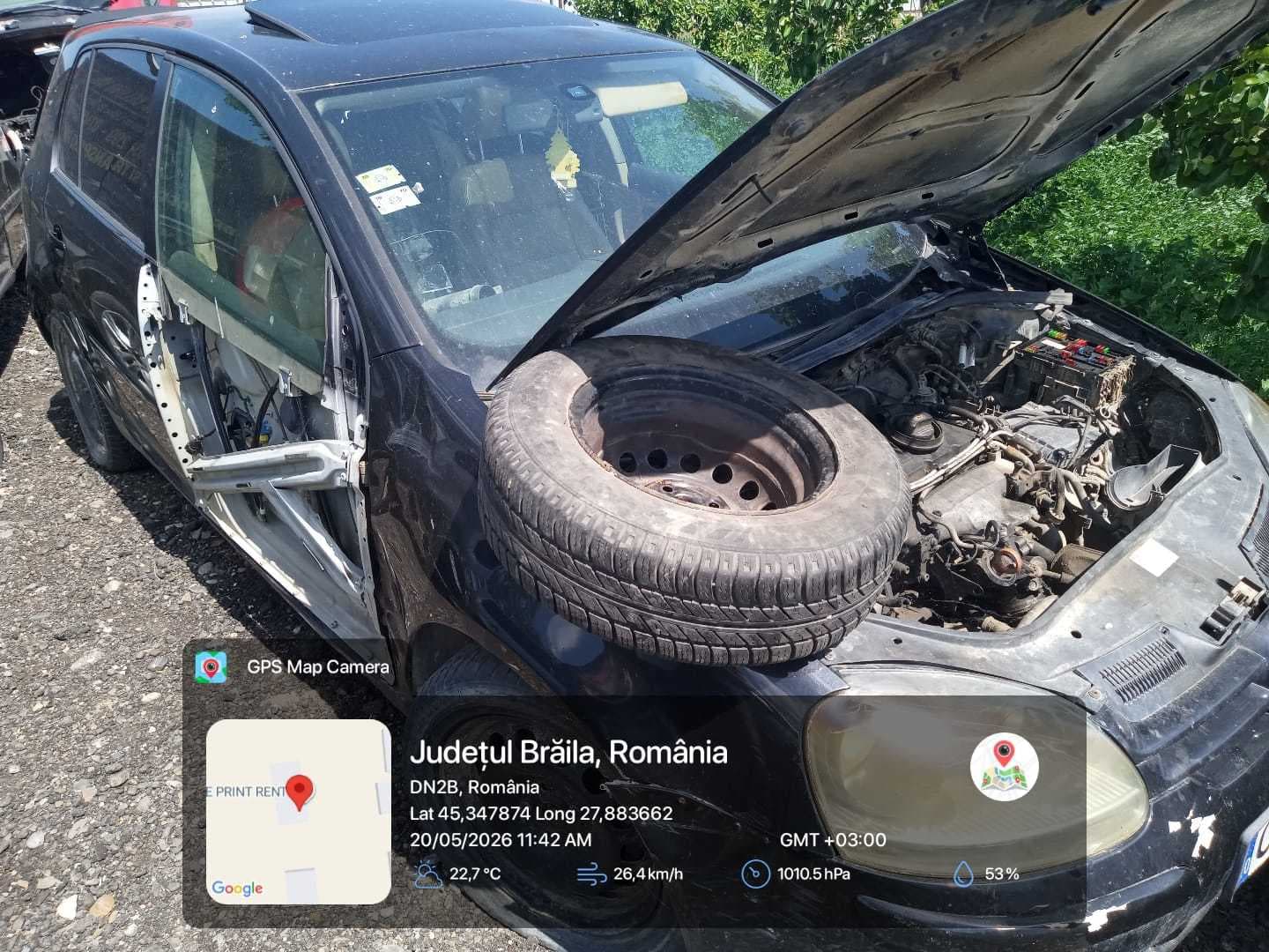 Un agent economic din judeţul Brăila care dezmembra maşini fără autorizaţie de mediu, amendat / Pe terenul din jurul atelierului, comisarii au găsit 740 de litri de uleiuri uzate - FOTO