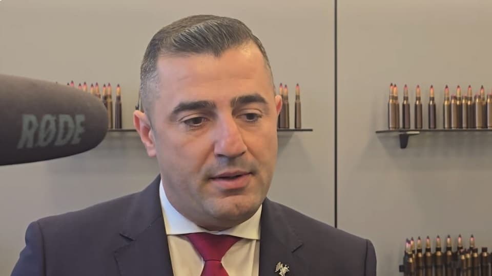 Alba: Directorul Fabricii de Arme Cugir, Radu Coroamă, a demisionat. El a refuzat să comenteze motivele demisiei, aceasta survenind pe fondul repetatelor grele ale angajaţilor fabricii
