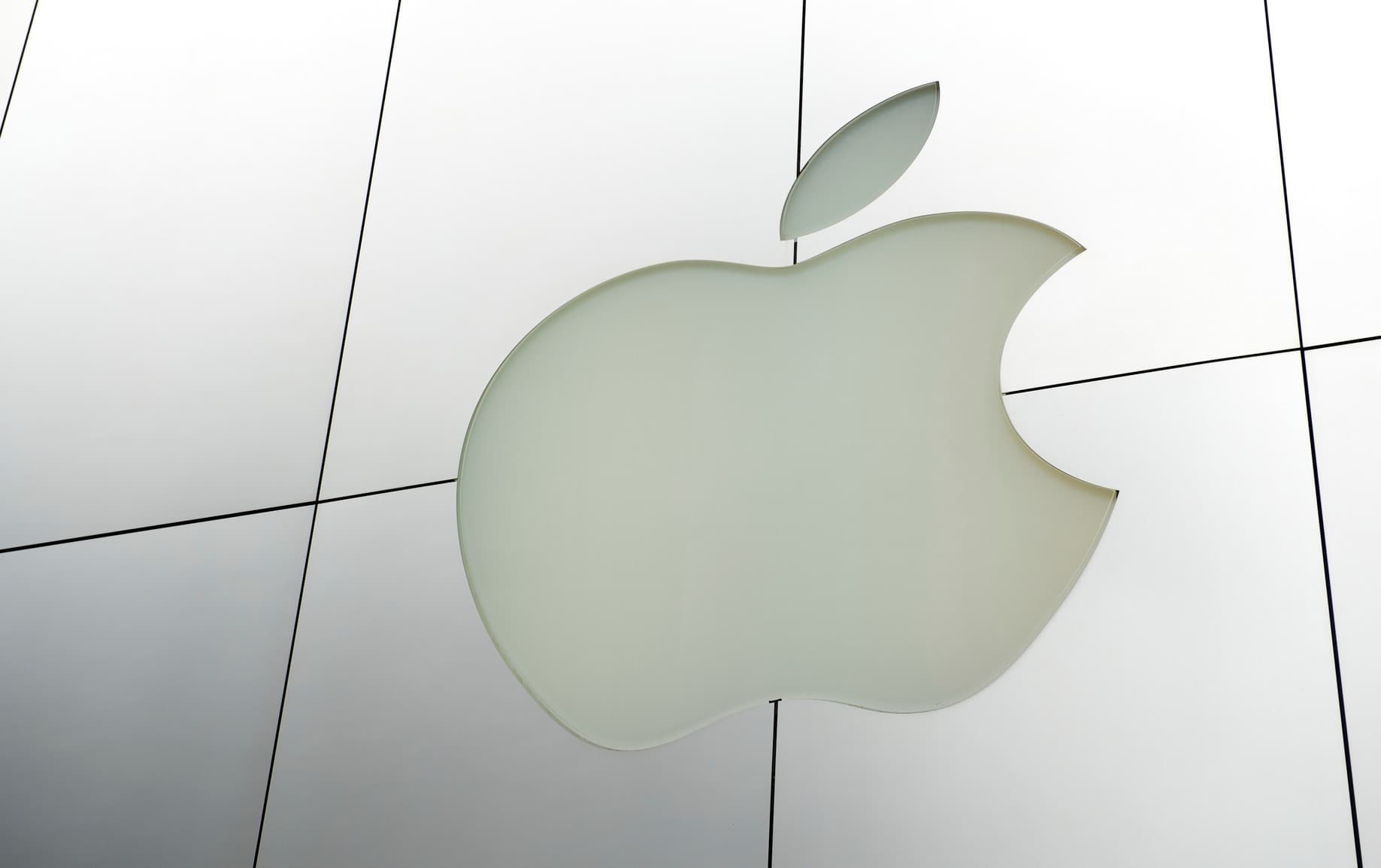 Apple scumpeşte MacBook şi iPad din cauza crizei memoriilor; Acţiunile companiei s-au prăbuşit cu peste 6%