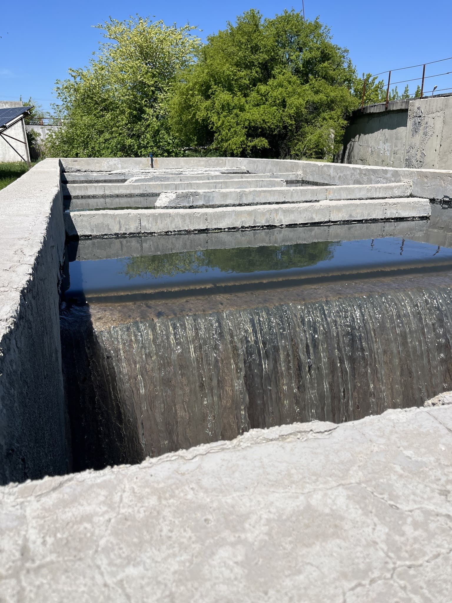 Control al Gărzii de Mediu la o staţie de epurare din judeţul Arad, după ce oamenii din zonă au reclamat mirosuri insuportabile / Amendă de 100.000 de lei şi propunere de suspendare a activităţii
