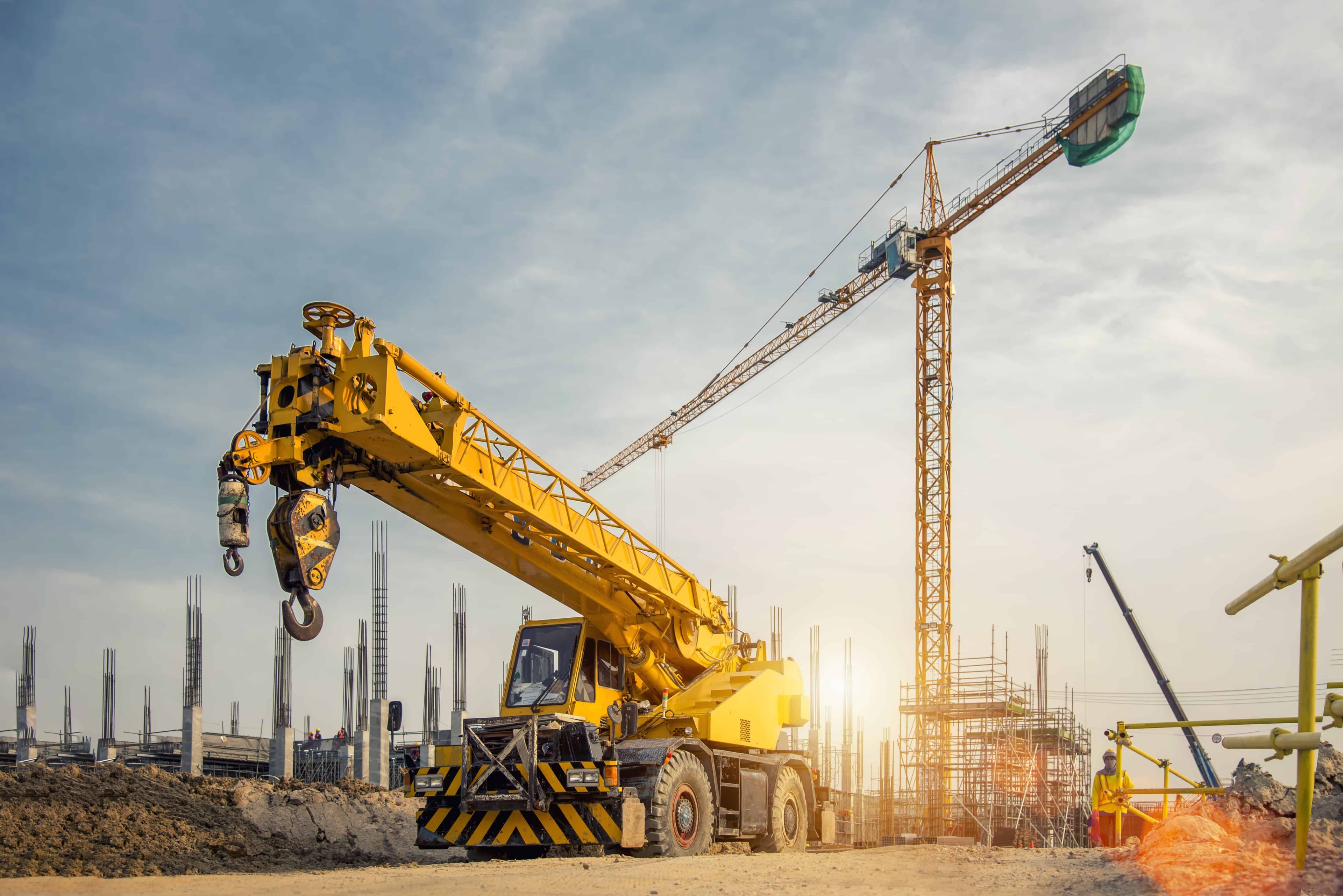 INS: Creştere a volumului de constucţii, în perioada iunie – august, şi stabilitate în industria prelucrătoare. Preţuri mai mari pentru servicii şi lucrările de construcţii