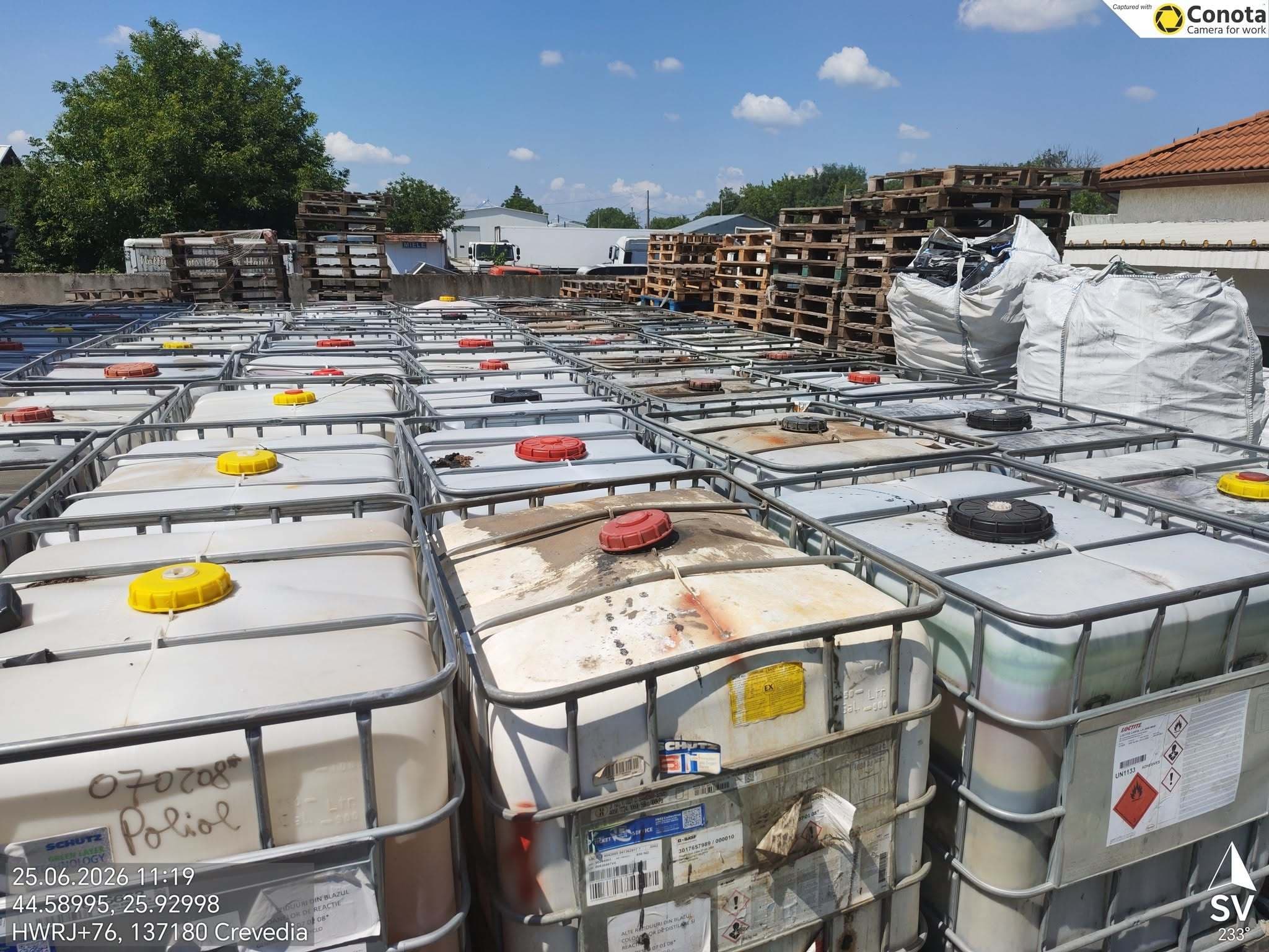 Operator economic din Crevedia, care a depăşit capacitatea maximă admisă de deşeuri periculoase pe care avea dreptul să le depoziteze, amendat