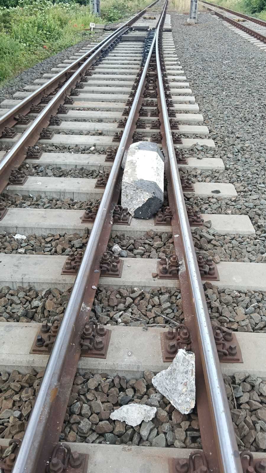 Circulaţie feroviară oprită temporar între Dolhasca şi Lespezi, pe raza Regionalei Iaşi, după ce un tren de călători s-a defectat. Alte trei trenuri, oprite la Dolhasca