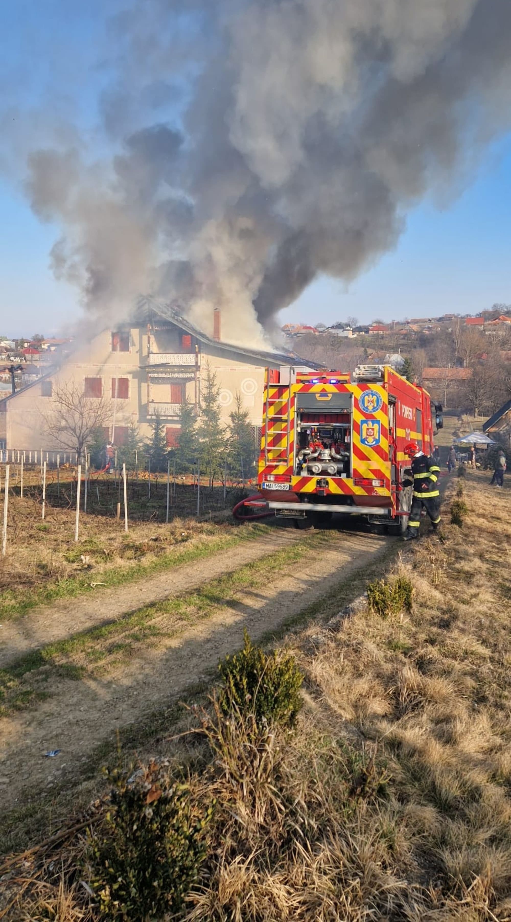 Un incendiu de amploare a cuprins o vilă, în judeţul Bacău. Proprietara a făcut atac de panică - VIDEO
