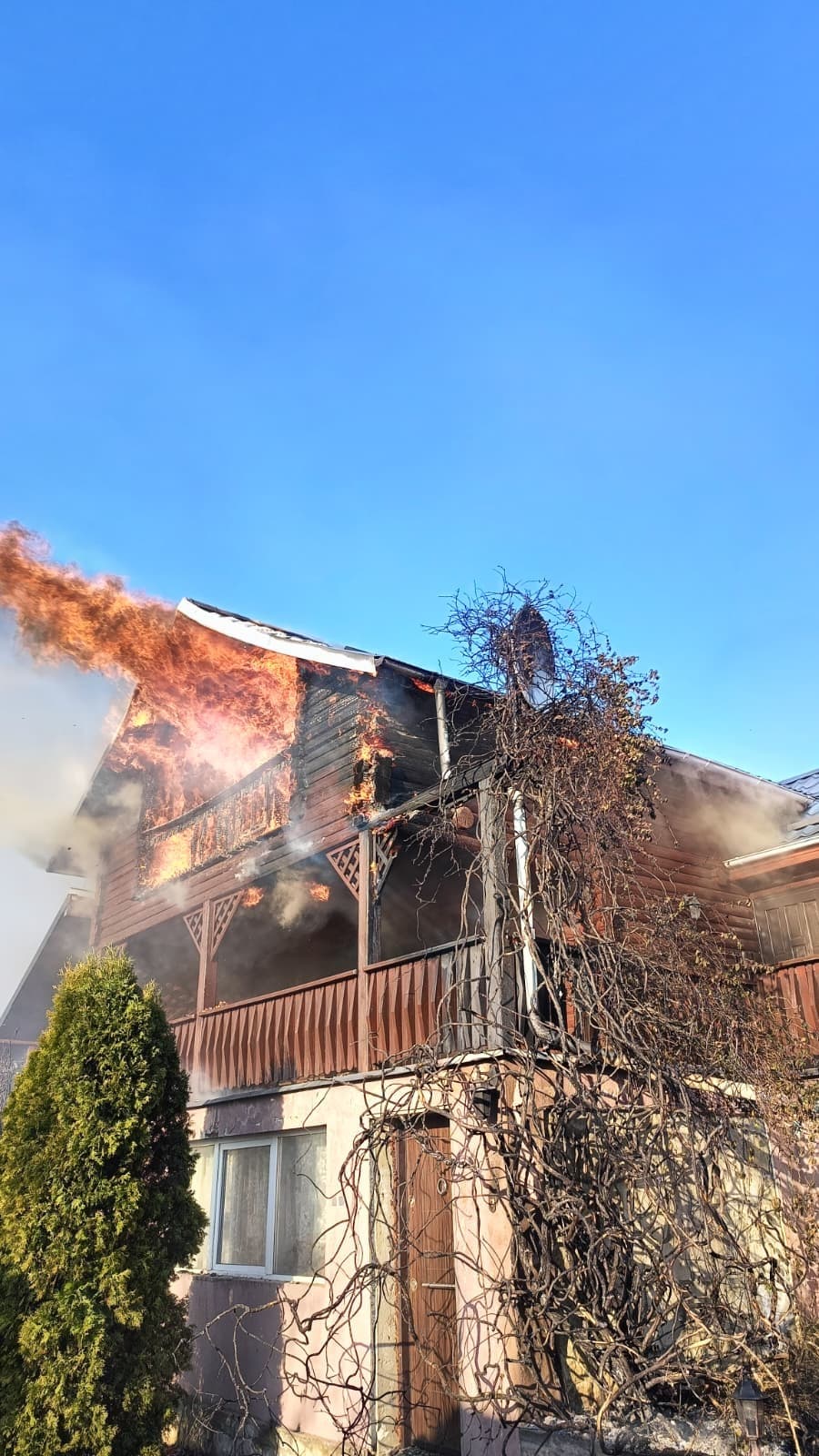 Bacău: Un incendiu de vegetaţie uscată s-a extins la o casă, distrugând parţial acoperişul imobilului