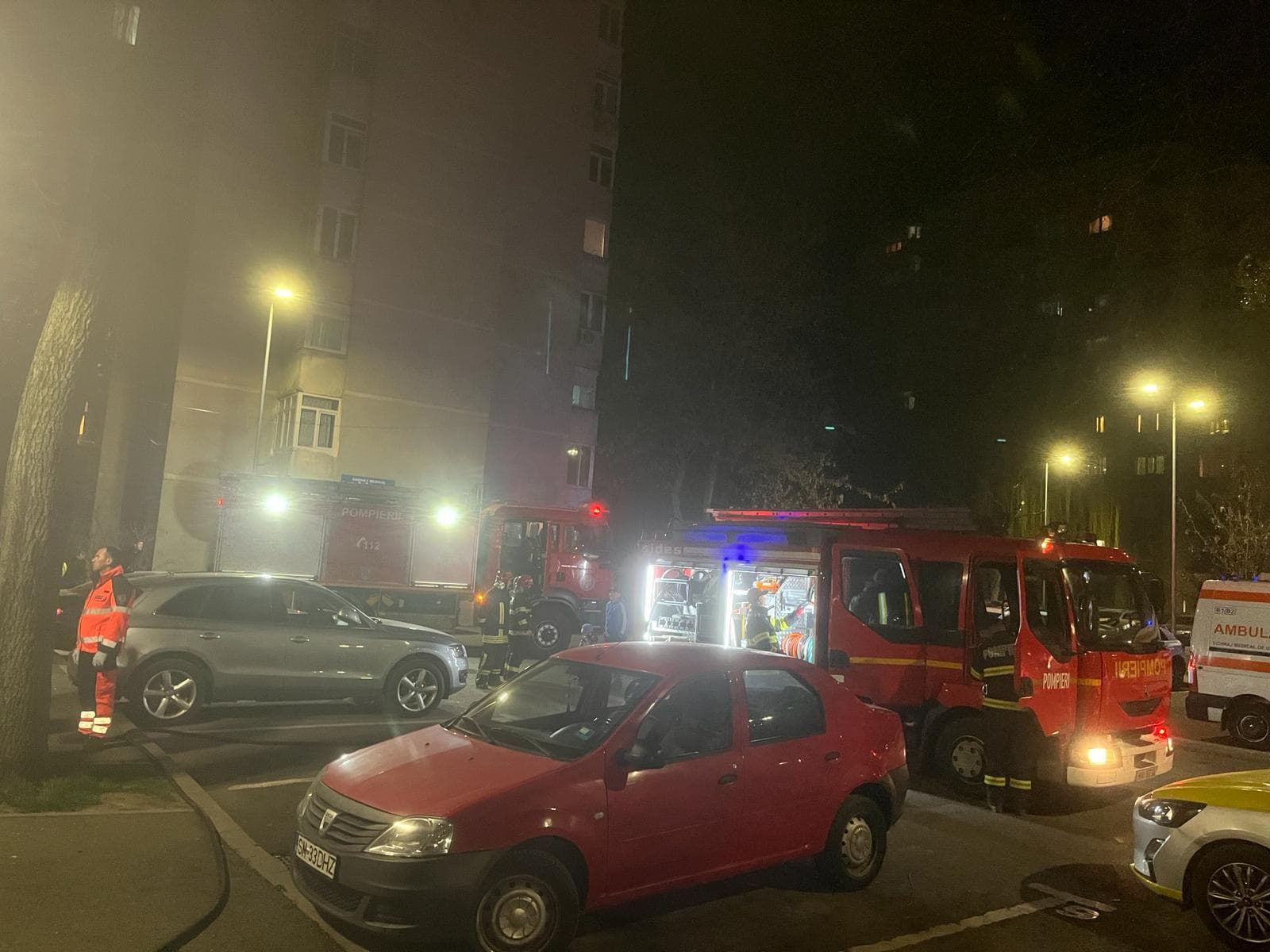 Fum în beciul unui bloc din Satu Mare / 15 persoane, evacuate - FOTO