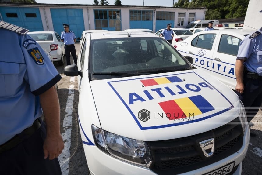 Autospecială de poliţie, implicată în accident rutier în judeţul Suceava / Doi poliţişti şi un pasager din a doua maşină, răniţi
