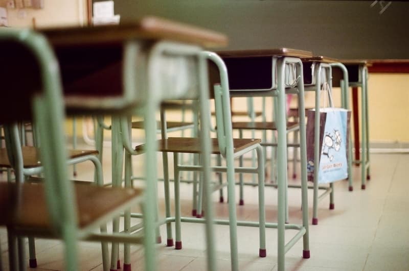 Timiş: Elev de 14 ani, la spital după ce a intervenit pentru a aplana un conflict între alţi doi elevi/ El a fost împins de unul dintre cei implicaţi şi a căzut