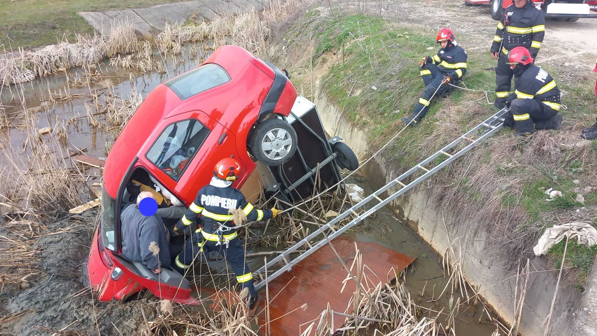 Vâlcea: Un bărbat căzut cu maşina într-un canal din apropierea barajului Slăviteşti a fost salvat de pompieri/ Evaluat medical la faţa locului, el a refuzat să fie dus la spital FOTO