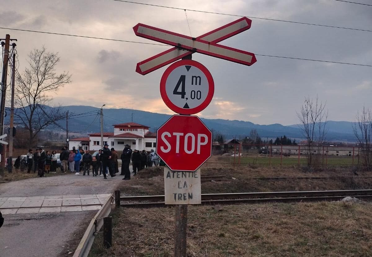 UPDATE - Căruţă lovită de tren în Miercurea Ciuc/ O femeie a murit, un bărbat a fost dus la spital, iar trei copii sunt răniţi, din care un bebeluş în stop respirator/ În zonă a fost trimis şi un elicopter SMURD/ Trafic feroviar oprit - FOTO, VIDEO