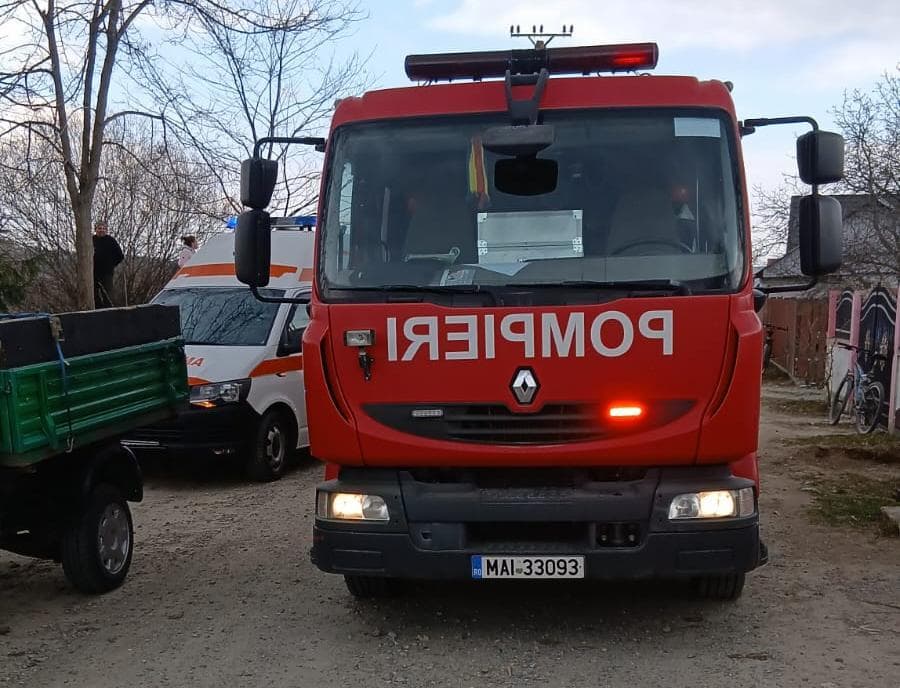 Bărbat de 55 de ani, mort după ce o remorcă a căzut peste el într-o gospodărie din judeţul Neamţ/ La sosirea pompierilor, victima era în stop stop cardio-respirator