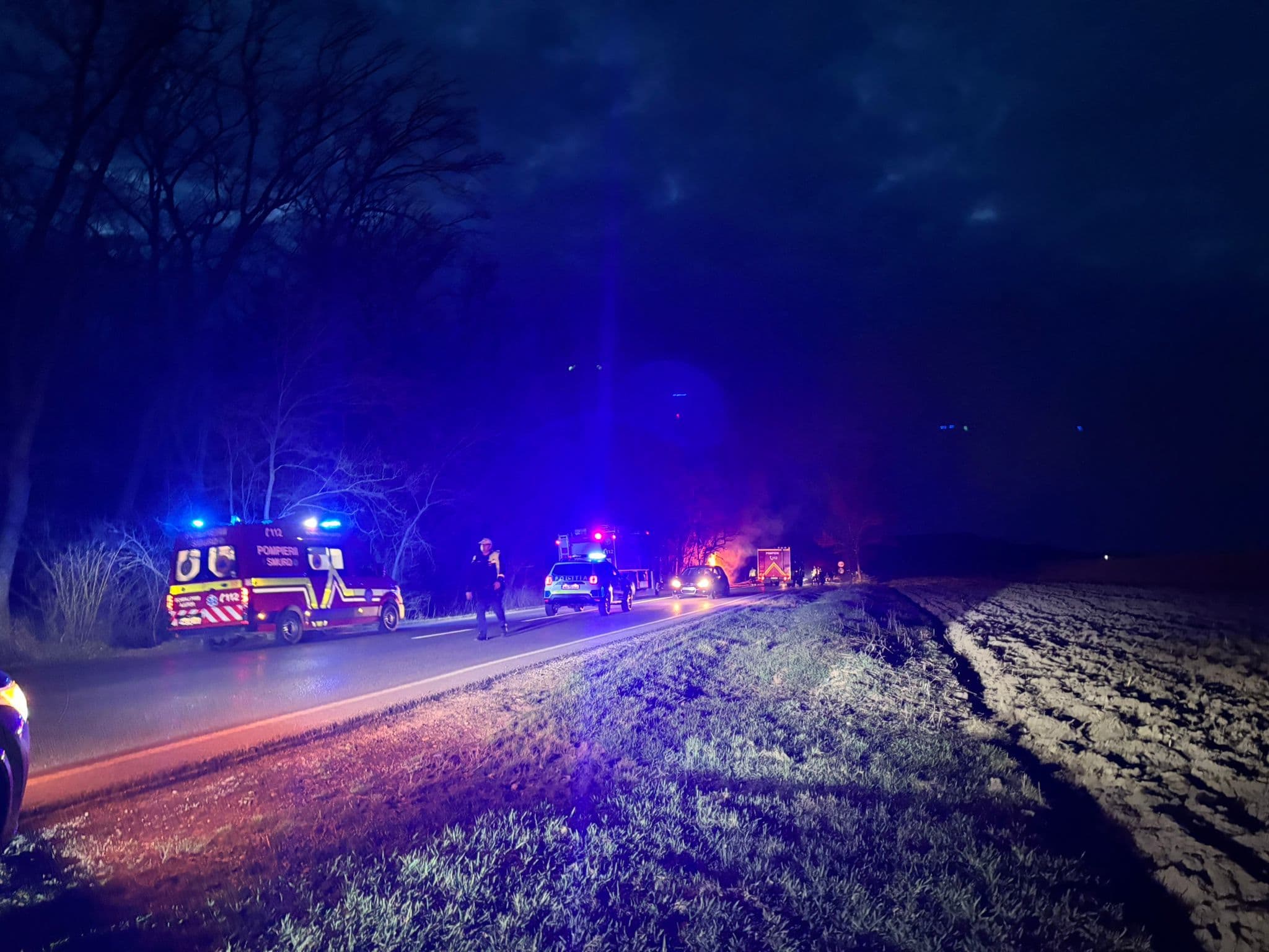 UPDATE - Două autoturisme s-au ciocnit pe DN 15D, în judeţul Neamţ/ Una dintre maşini a luat foc după impact/ Patru victime, încarcerate/ A fost activat Planul Roşu de Intervenţie/ Centrul Infotrafic: Mai multe persoane, decedate/ Traficul, blocat