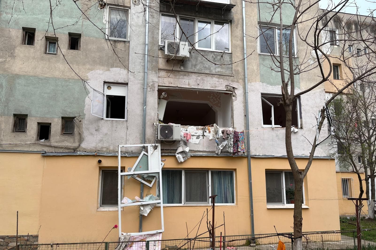 UPDATE - Olt: Explozie într-un apartament dintr-un bloc din Caracal/ Proprietara, transportată la spital cu arsuri/ 25 de persoane, evacuate/ Deflagraţia, cauzată de o acumulare de gaze de la un aragaz - VIDEO