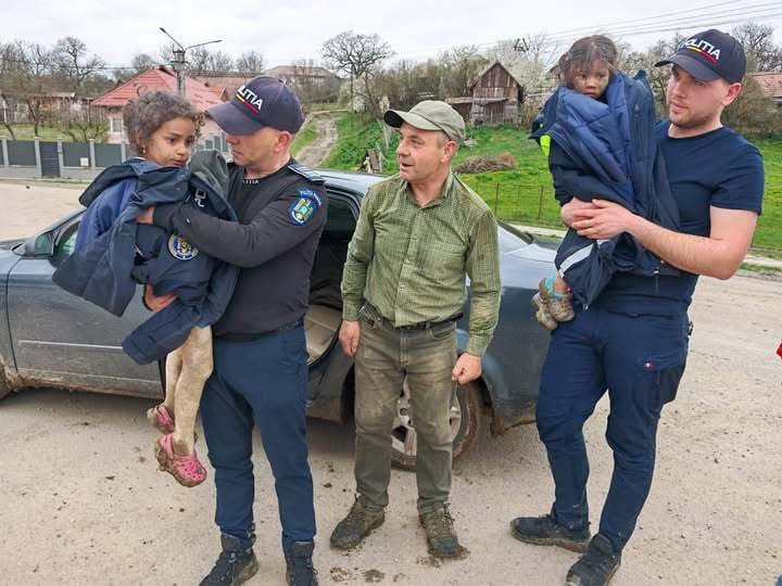 Cele două fetiţe de patru şi cinci ani, dispărute dintr-o curte din Târnăveni, au fost găsite de un pădurar, într-o zonă izolată/ Ele sunt duse la o unitate medicală, pentru evaluarea stării de sănătate, după ce au stat mult timp în frig - VIDEO