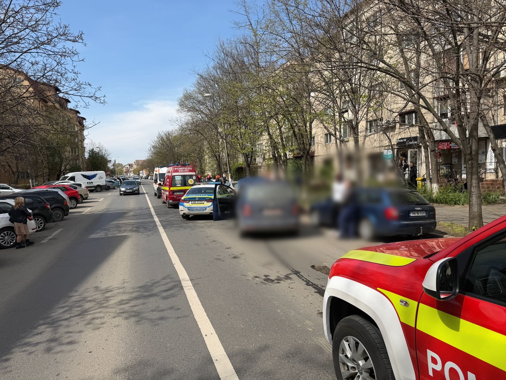 Timişoara: Patru copii şi un adult, răniţi în urma unui accident în lanţ în care au fost implicate trei autovehicule - FOTO