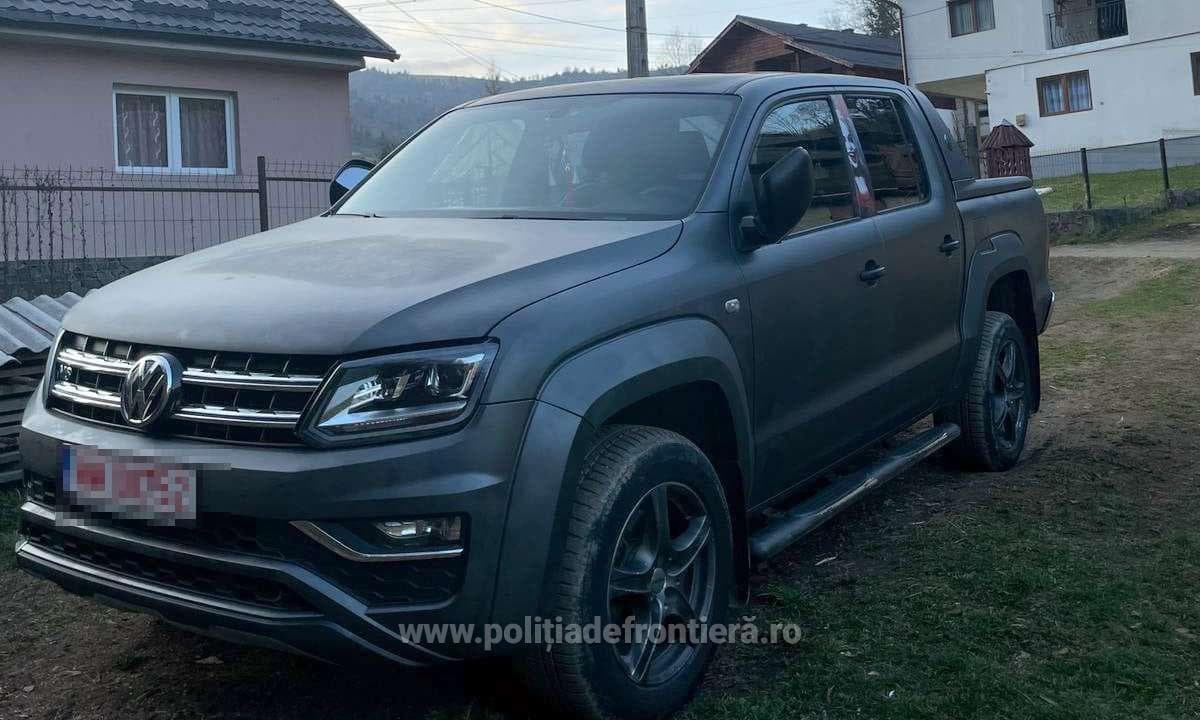 Autoturism furat din Italia şi înmatriculat în Belgia, descoperit la frontieră, la Iaşi. Bărbatul care îl conducea a declarat că e cumpărător de bună credinţă şi că nu ştia că seria maşinii a fost schimbată - FOTO