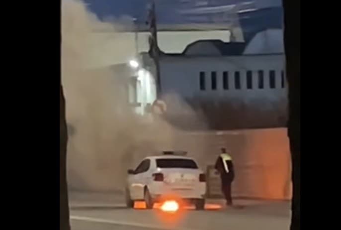 Sindicatul Europol, după ce o maşină de poliţie a luat foc în trafic: Mentenanţa acestor vehicule, superficială, iar problemele majore sunt ignorate până când devin pericole reale / IGPR: Autospecialele sunt verificate permanent - FOTO, VIDEO