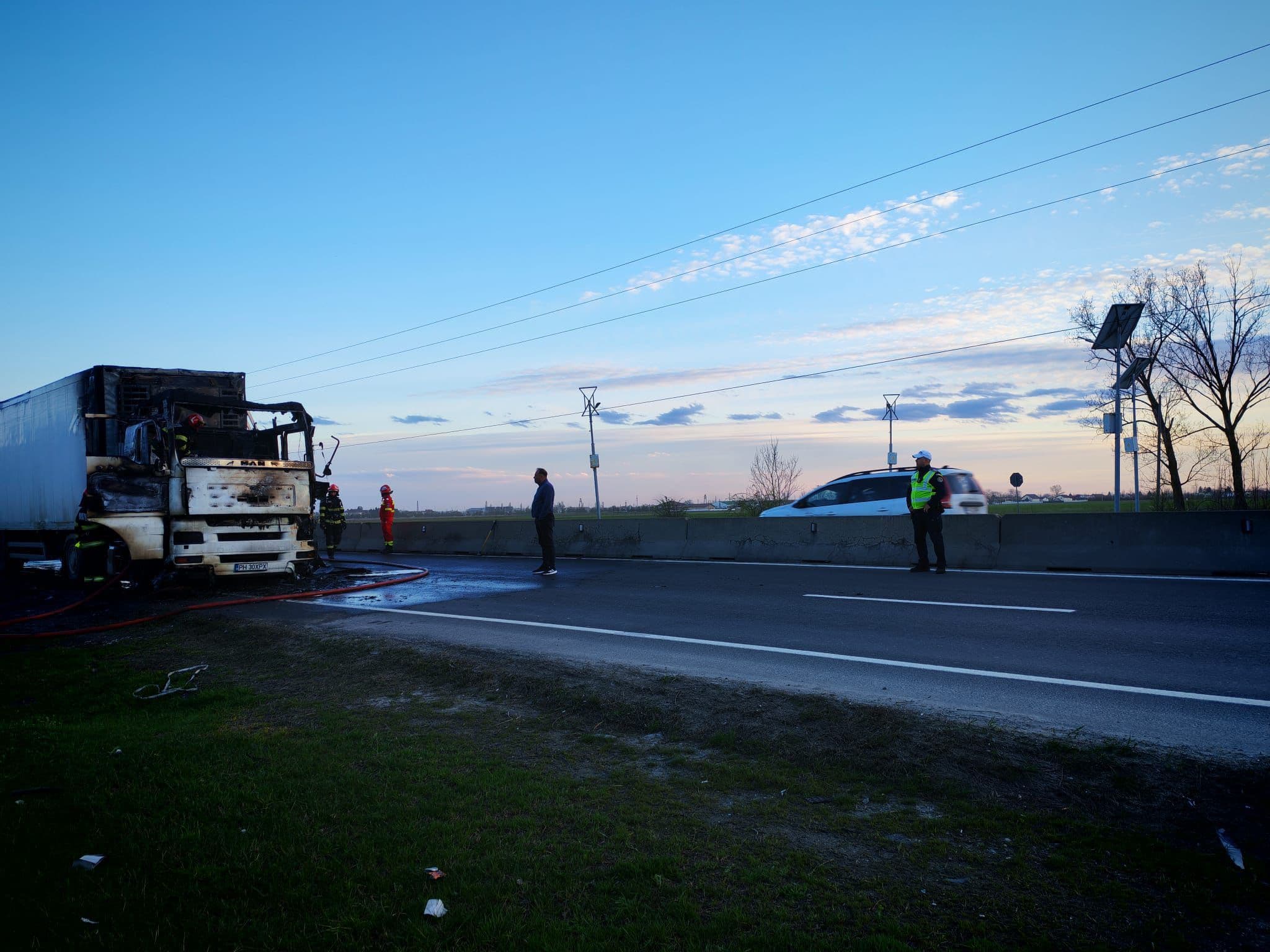Prahova: Incendiu la un camion care transporta produse congelate şi băuturi/ Traficul rutier, blocat pe DN 1, pe sensul de mers Ploieşti-Braşov