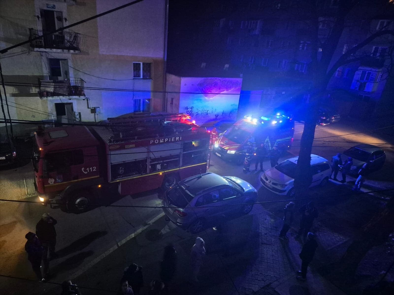 Puternic incendiu într-un bloc din Sighetu Marmaţiei – Flacără şi degajări mari de fum la nivelul tablourilor electrice pe trei etaje ale imobilului / Peste 80 de persoane s-au evacuat / O femeie şi un copil au primit îngrijiri medicale
