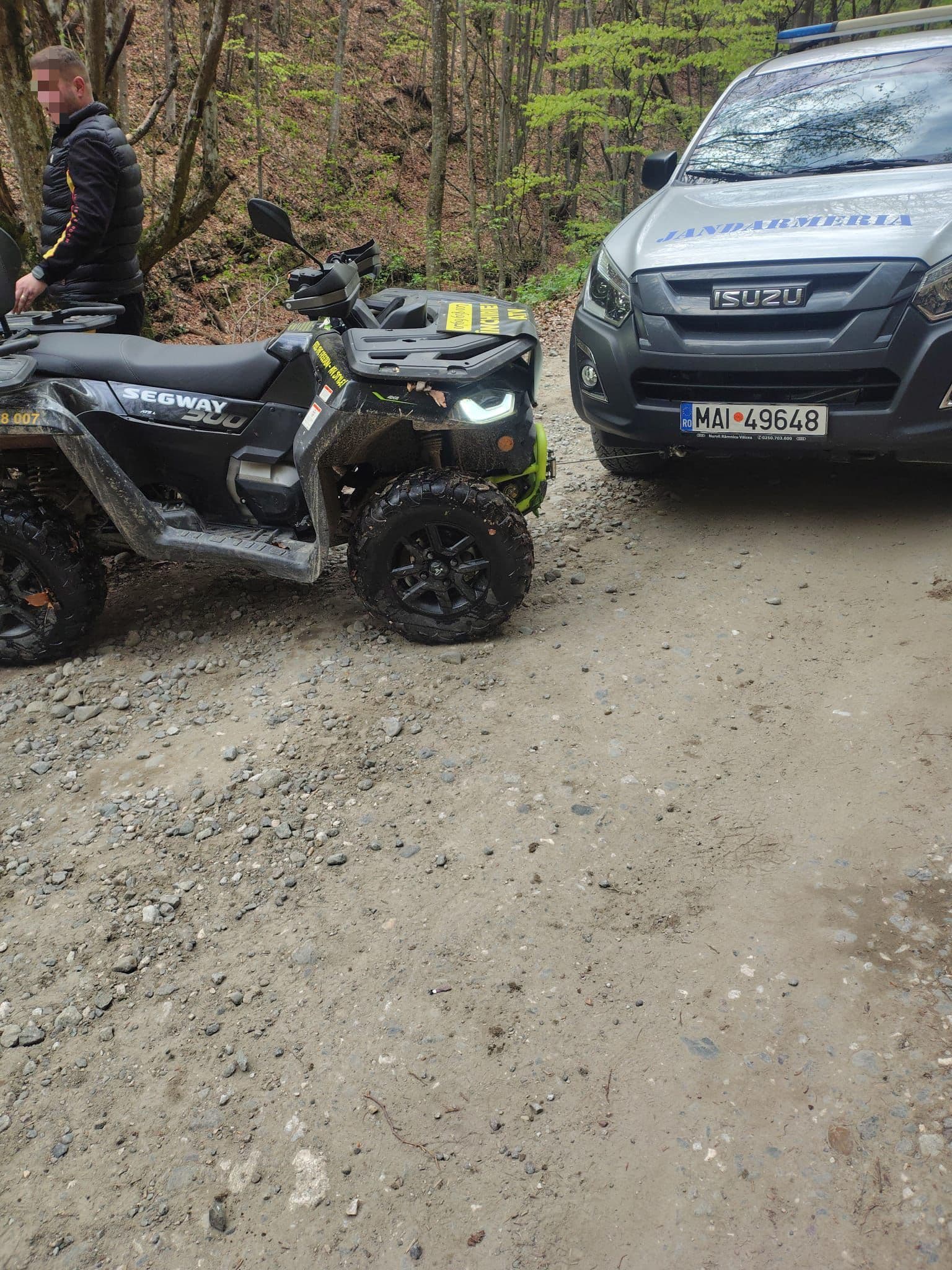 Doi tineri au căzut cu ATV-ul opt metri într-un pârâu, pe Valea Păușa. Intervenție de urgență a jandarmilor montani din Călimănești